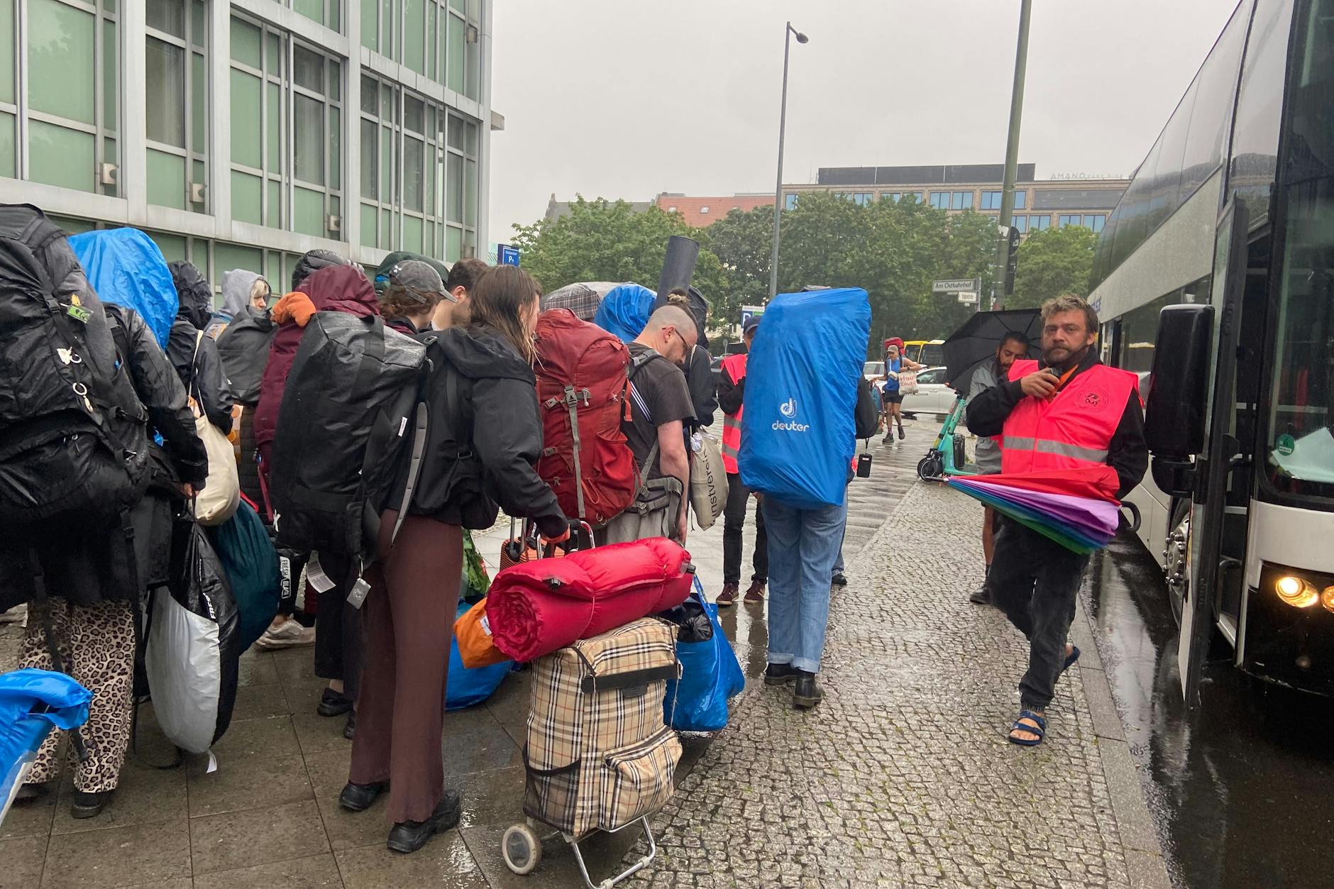 Abfahrt Berlin Ostbahnhof: Zum Fusion-Festival werden etwa 80.000 Besucher auf dem ehemaligen Flugplatzgelände in Lärz erwartet.