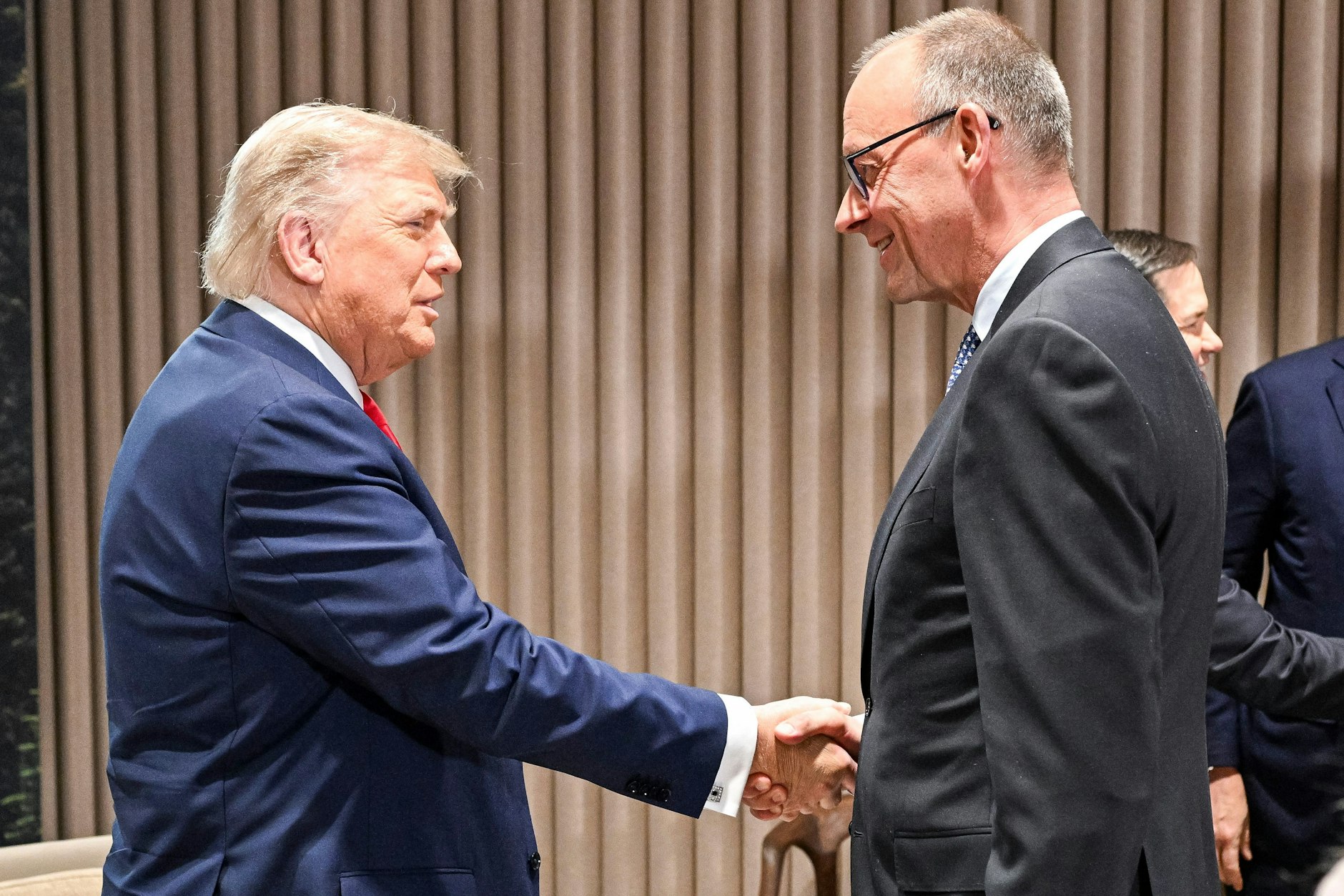 „Schießt seine politischen Ansichten aus der Hüfte“: Friedrich Merz und Donald Trump auf dem  G7-Gipfel.