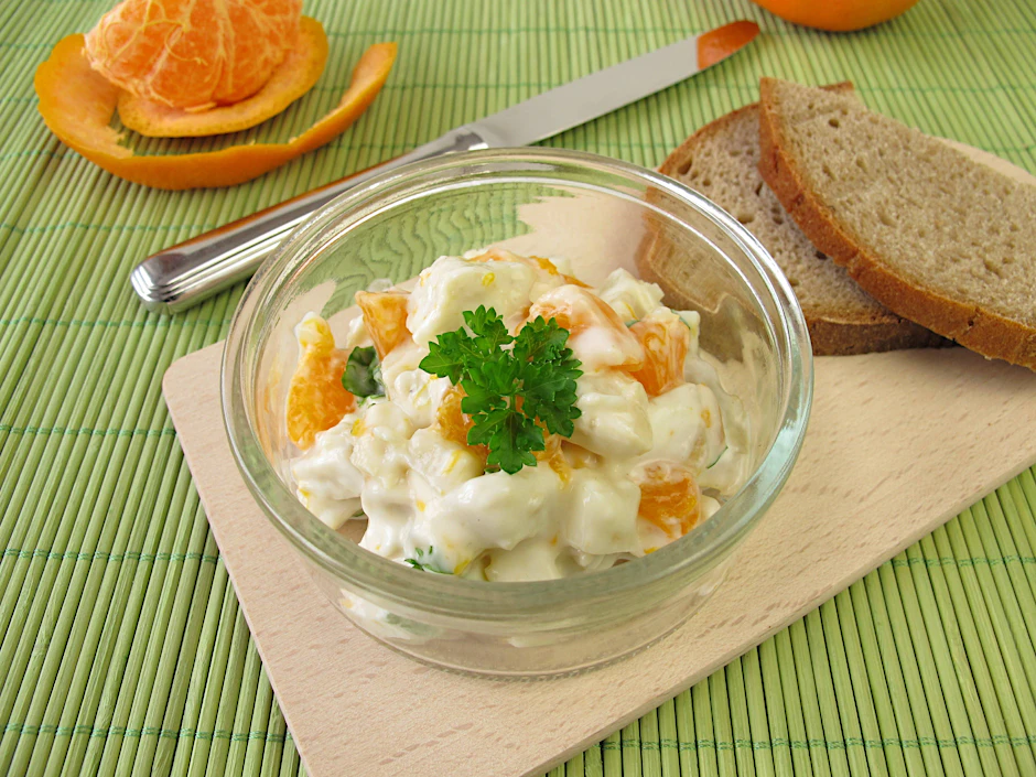 Ein Schälchen Broilersalat und dazu etwas Brot: So einfach kann ein leckeres Abendessen sein! In unserem Rezept lesen Sie, wie man den besonderen GEflügelsalat zubereitet.