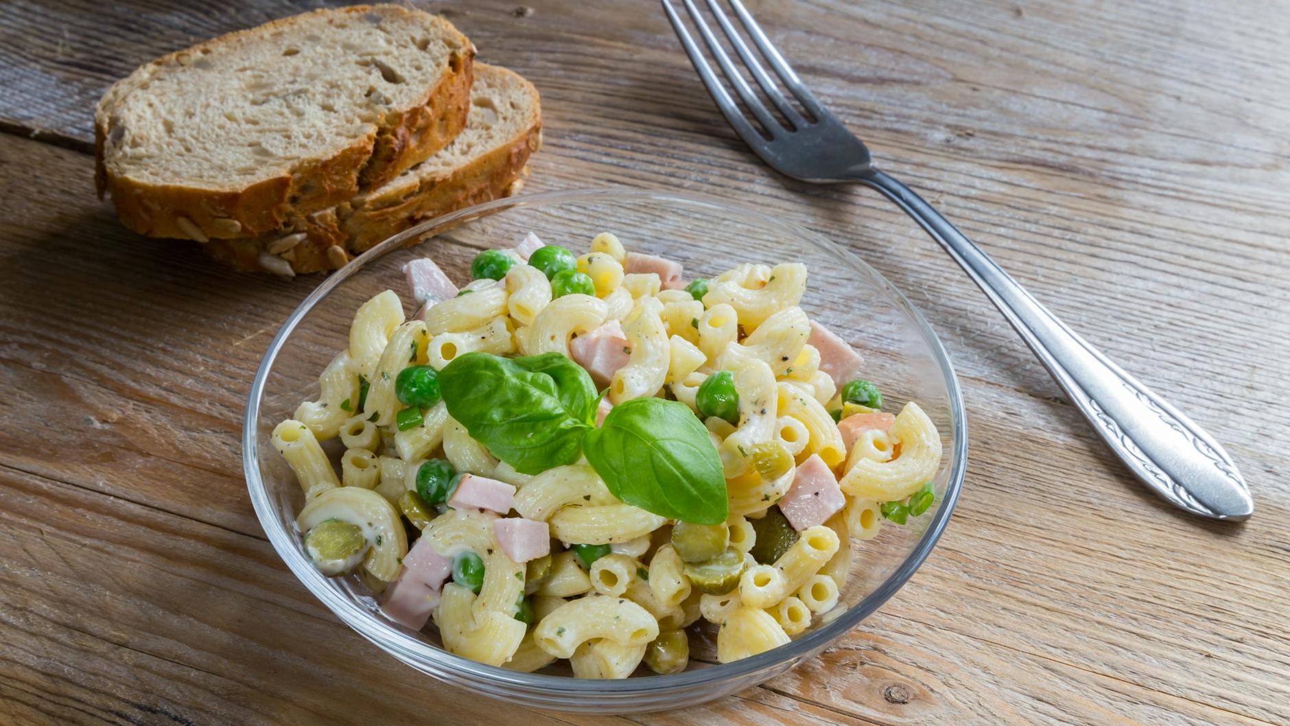 Eine Scheibe Brot und ein Schälchen Nudelsalat: Mehr braucht es nicht für das perfekte Abendbrot. Mit unserem Rezept für Blitz-Nudelsalat ist der Klassiker in zehn Minuten fertig. So hat es schon Oma gemacht!