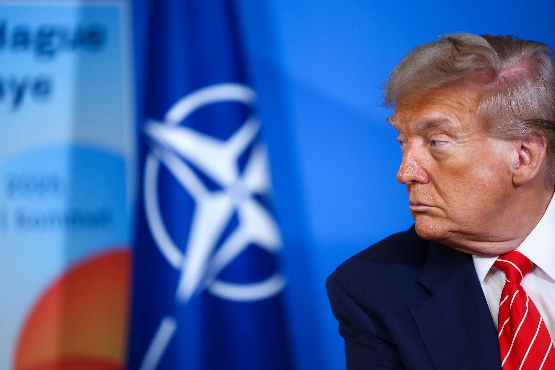 US-Präsident Donald Trump spricht während eines Treffens mit Nato-Generalsekretär Rutte bei seiner Ankunft zum Nato-Gipfel.