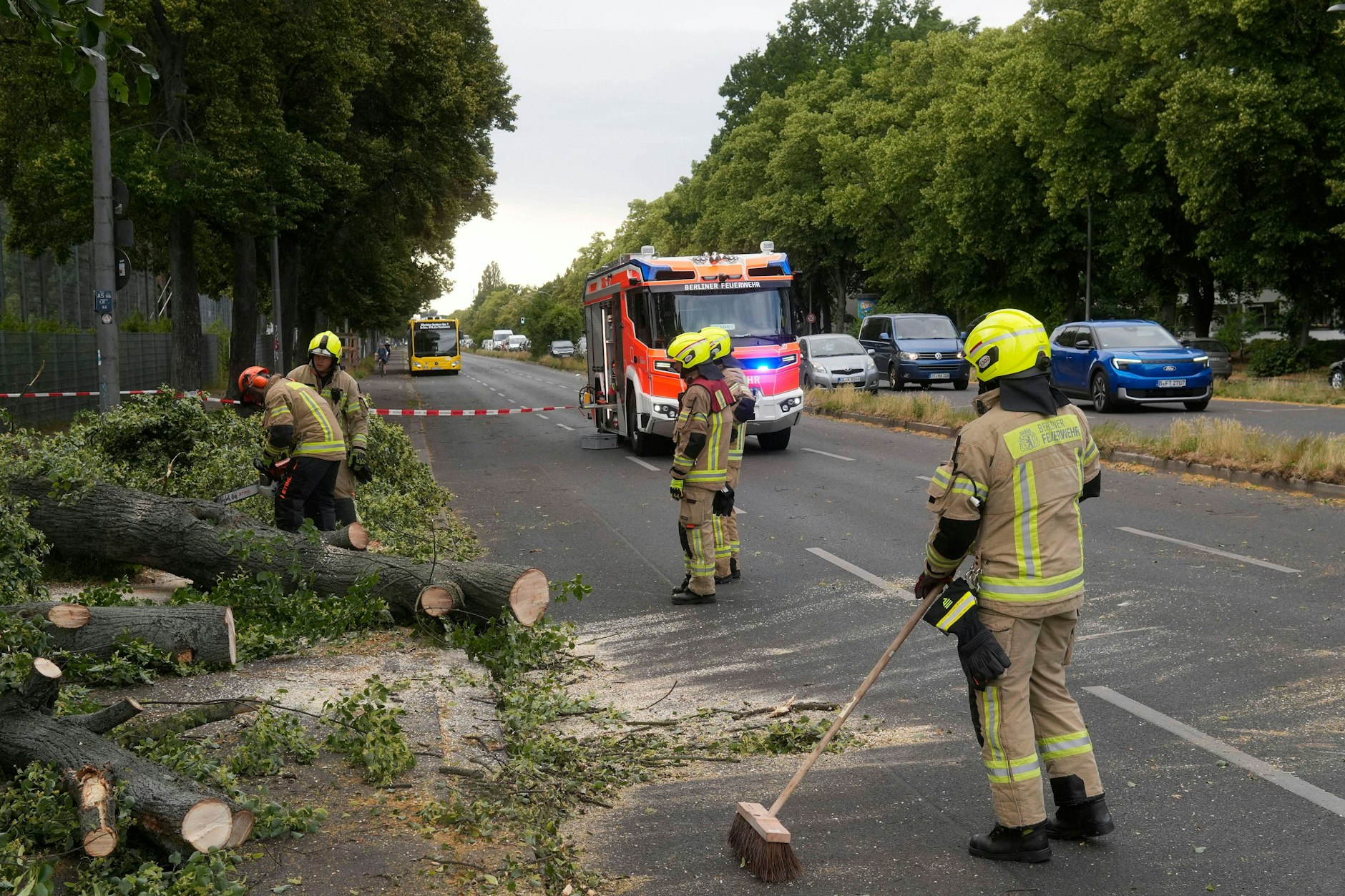 Ein Orkan mit bis zu 100 km/h verwüstete am Montag Teile Berlins. Am Mittwoch warnt der Deutsche Wetterdienst vor Windböen in der Hauptstadt, bevor es am Wochenende richtig heiß wird.