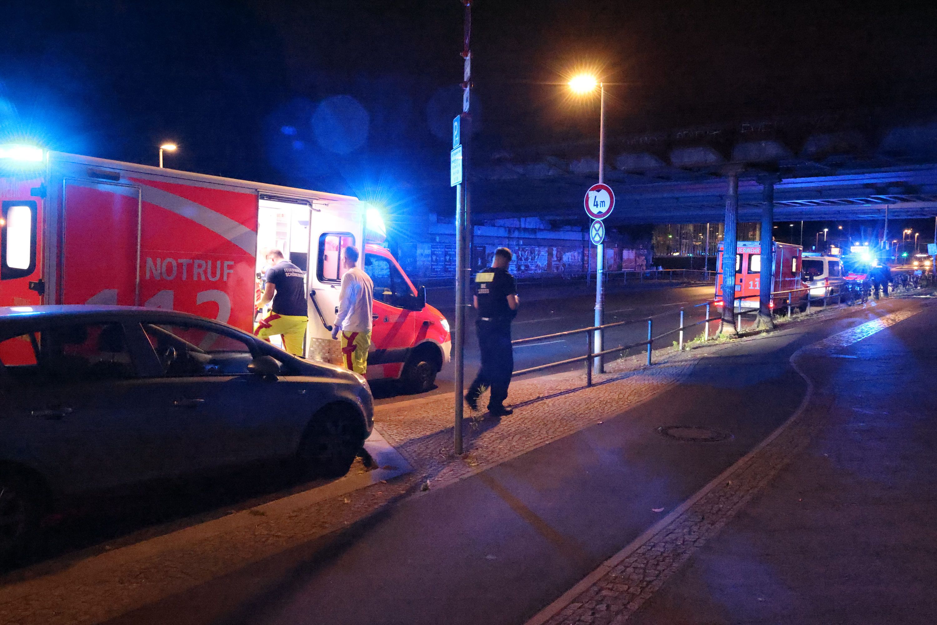 Frau mit Stichverletzungen an S-Bahnhof Yorckstraße gefunden