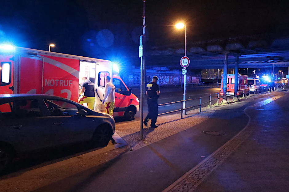Im Eingangsbereich des S-Bahnhofs Yorckstraße wurde eine Frau mit einer Stichwunde gefunden.