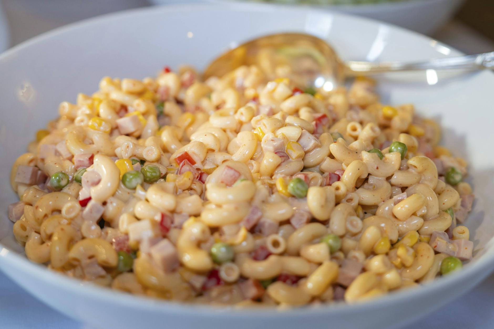 Dieser geniale und einfache Nudelsalat nach einem Rezept von Oma ist der Wahnsinn - er passt nicht nur zum Grillabend, sondern ist auch das perfekte Abendbrot im Sommer.