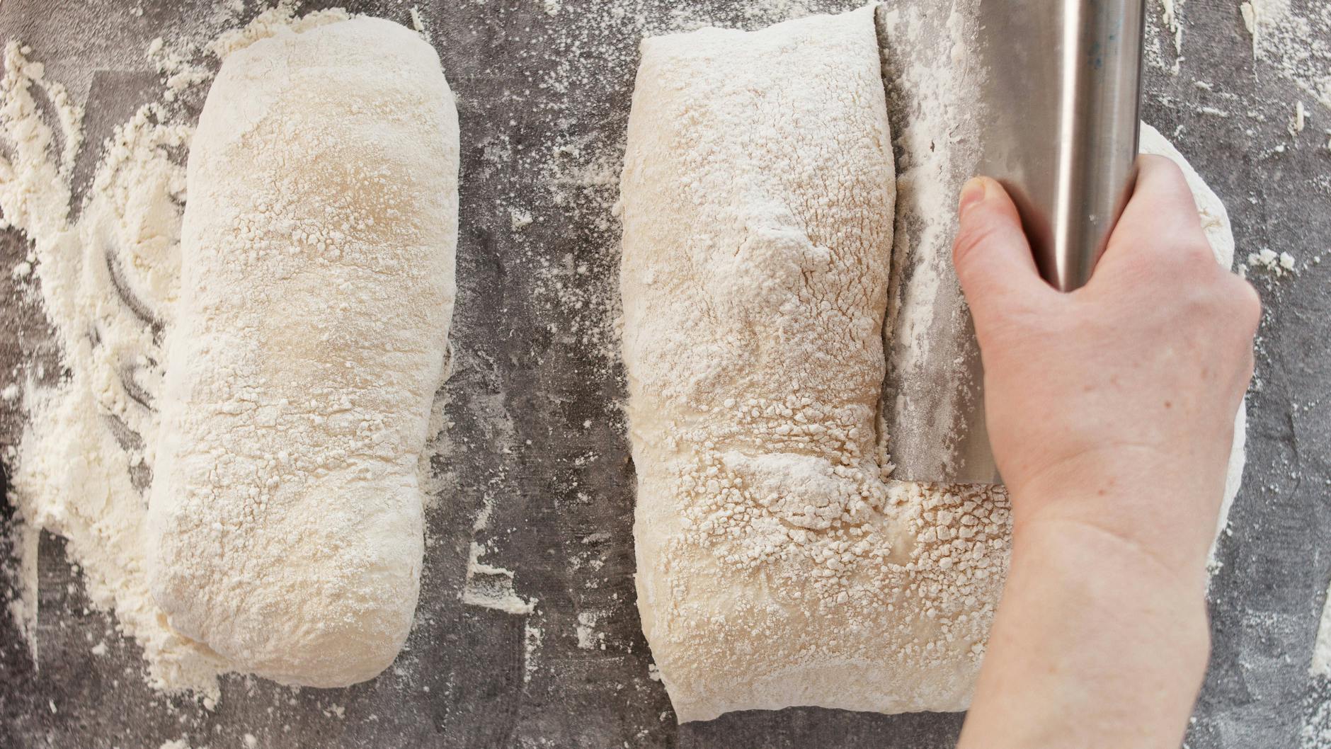 Den Ciabatta-Teig zu zwei bis drei länglichen Laiben formen.