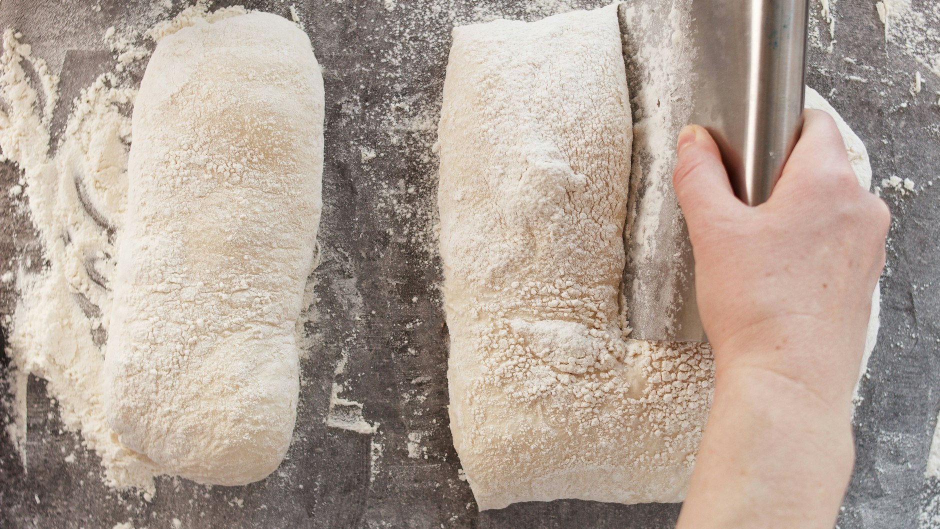 Den Ciabatta-Teig zu zwei bis drei länglichen Laiben formen.