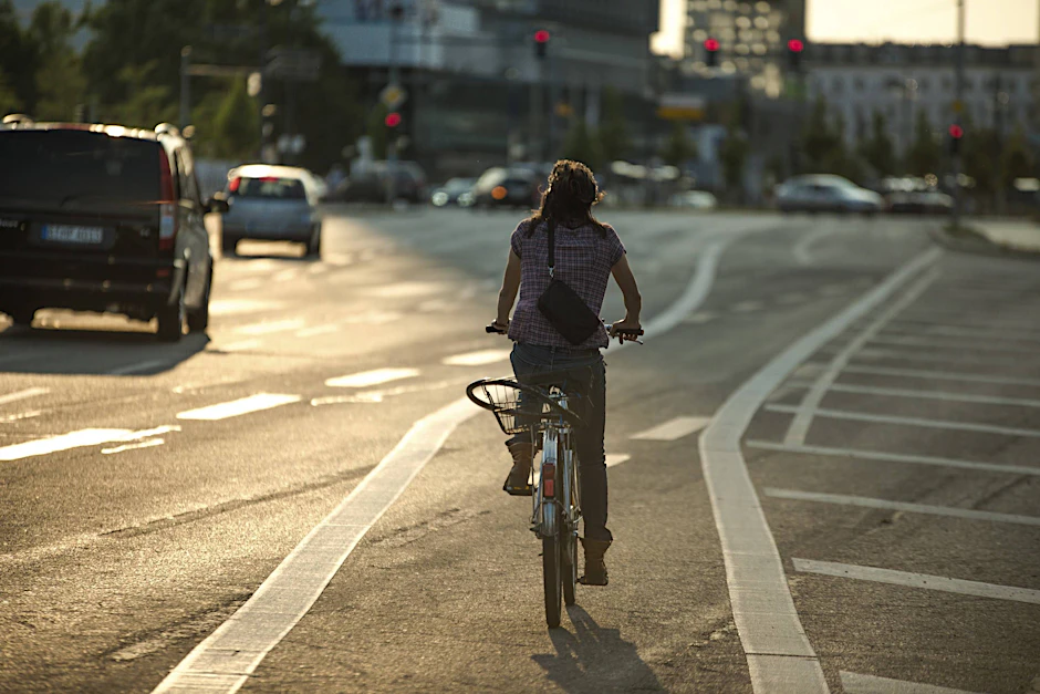 Zukünftig ohne Autos? Berliner Straße im Sommer