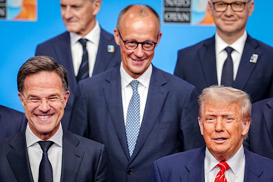 Gut gelaunt: Nato-Chef Mark Rutte (l.), Bundeskanzler Friedrich Merz (M.) und US-Präsident Donald Trump (r.) am Mittwoch in Den Haag.