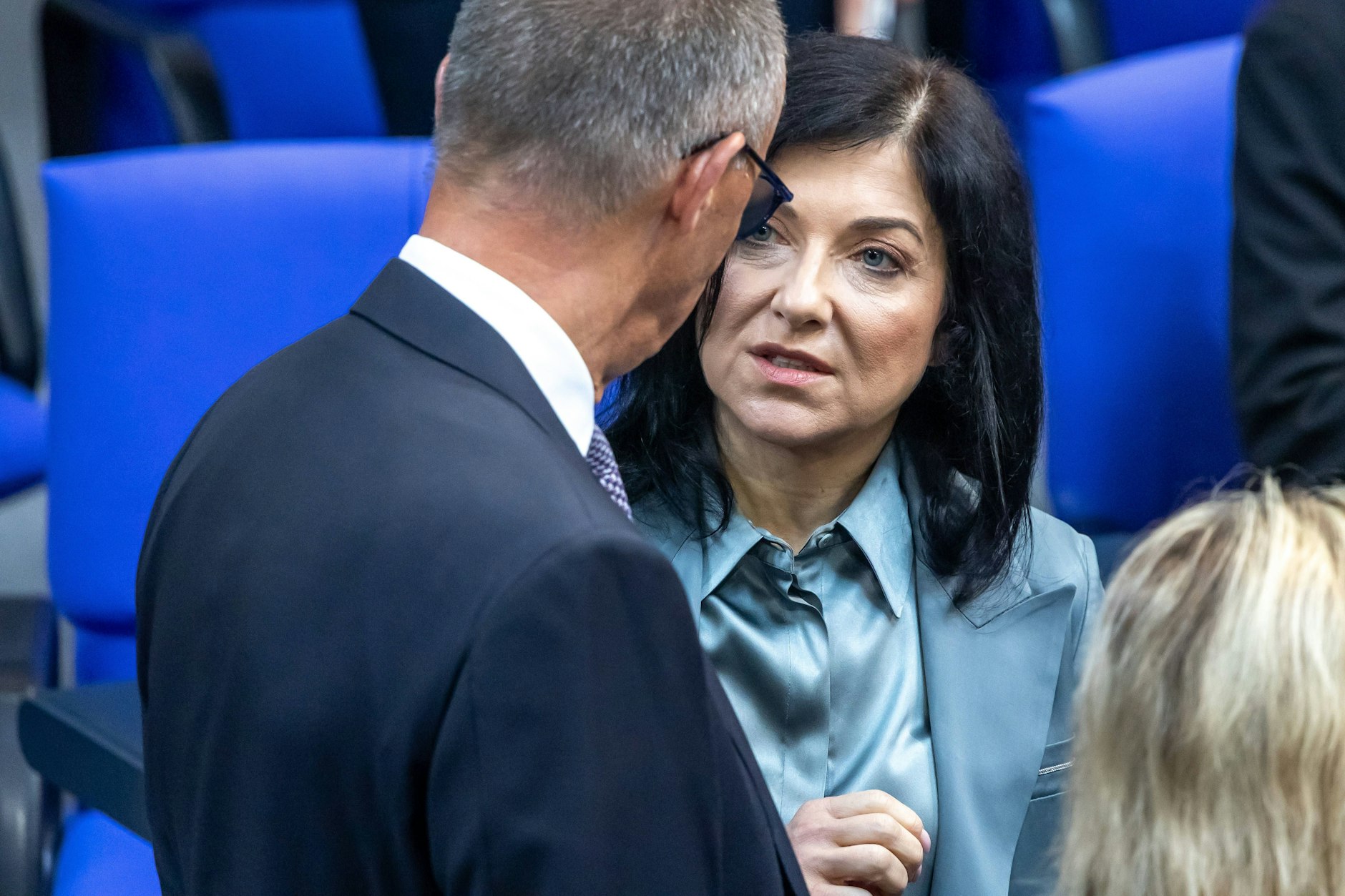 Bundeskanzler Friedrich Merz CDU und Wirtschaftsministerin Katherina Reiche (beide CDU) bei einer Plenarsitzung im Bundestag am 24. Juni 2025 in Berlin.