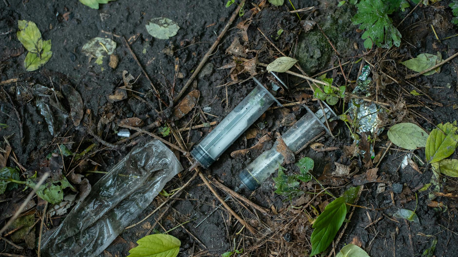 Die Gefahr lauert im Gras: Drogen-Abfälle sind auch in den Parks von Berlin überall zu finden. Beim Spielen ist schnell ein Unfall passiert.