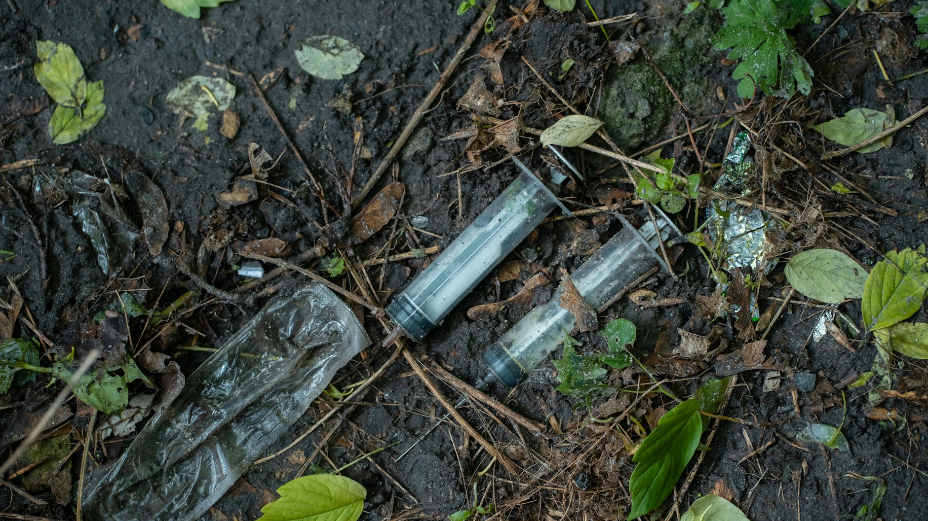 Die Gefahr lauert im Gras: Drogen-Abfälle sind auch in den Parks von Berlin überall zu finden. Beim Spielen ist schnell ein Unfall passiert.