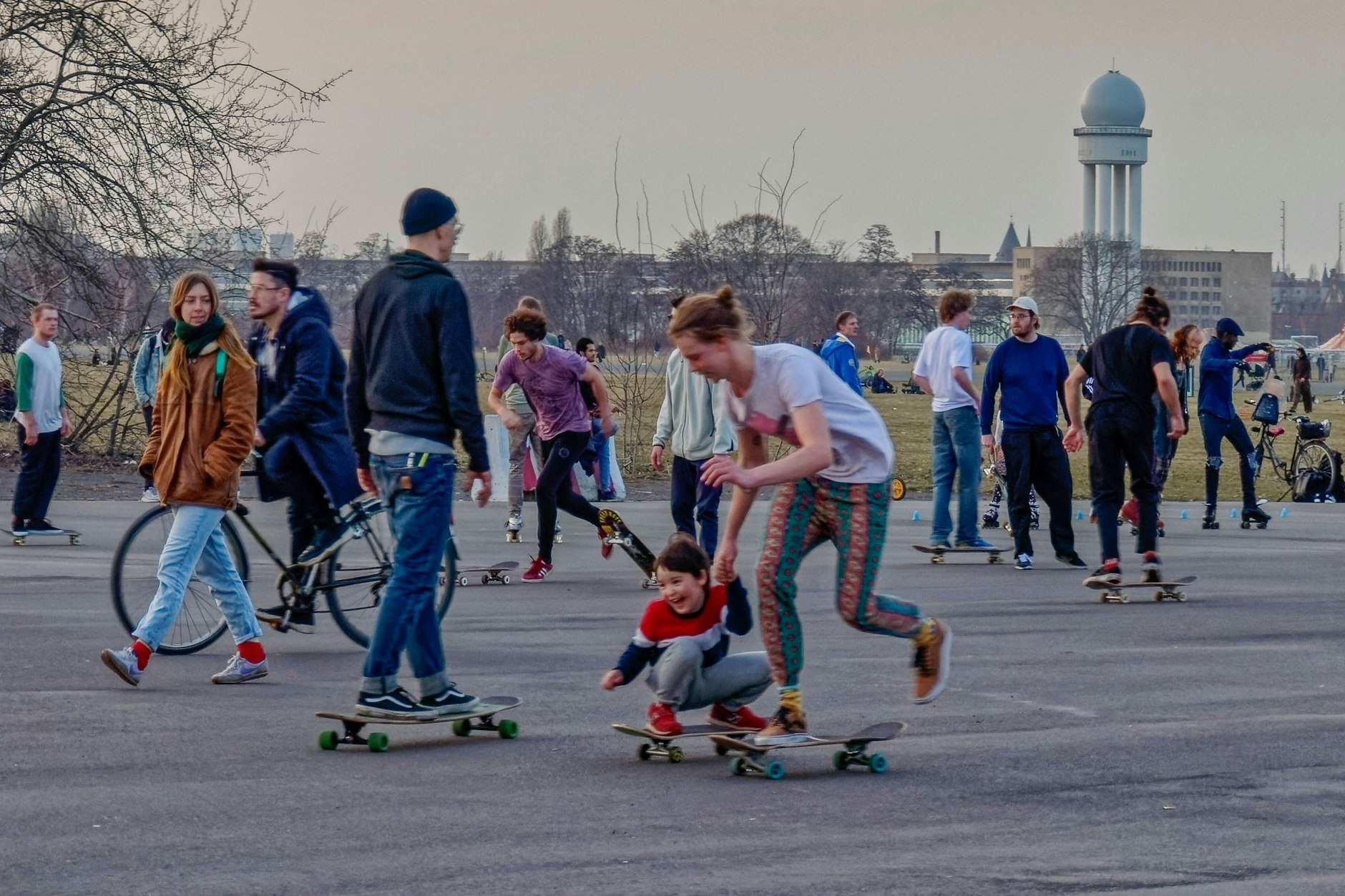 Viele Berlinerinnen und Berliner nutzen das Tempelhofer Feld gern zum Entspannen und für Ausflüge. Nur: Was wird in der Zukunft aus dem riesigen Gelände?