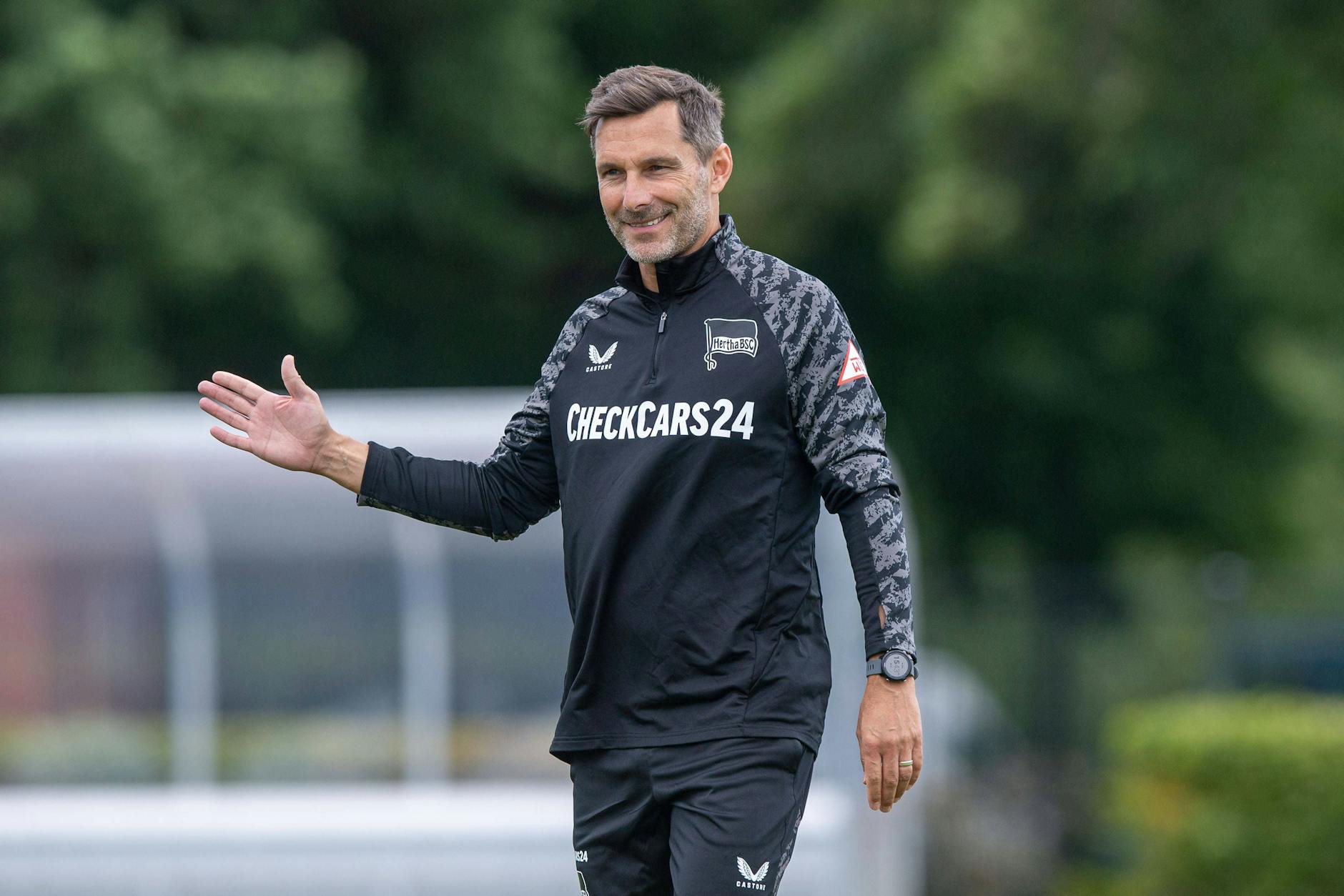 Hertha-Coach Stefan Leitl hat nach drei Tagen Training gute Laune, weil seine Profis gut marschieren.