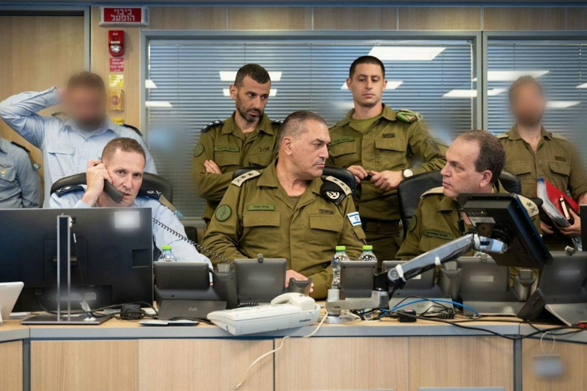 Der israelische Armeechef Eyal Zamir (M) überwacht die militärischen Schläge gegen den Iran im Lageraum der israelischen Luftwaffe.