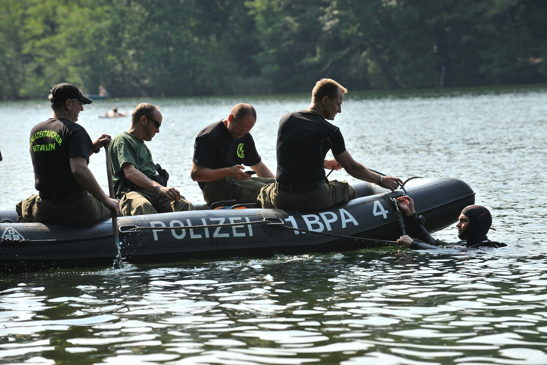 Durchaus Alltag im Hochsommer: Suchaktion von Polizeitauchern in Berlin, nachdem ein Mann in einen See gesprungen und untergegangen ist.