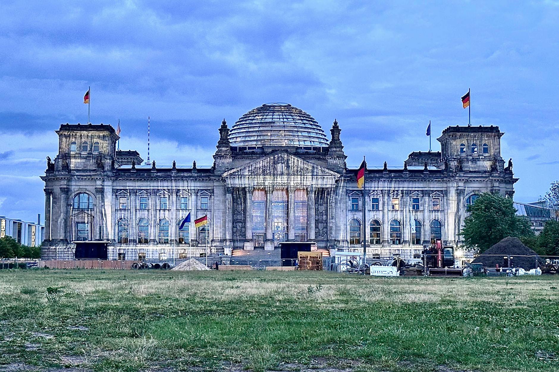 Rund um das Reichstagsgebäude in Berlin bräuchten die Grünflächen mehr Pflege.