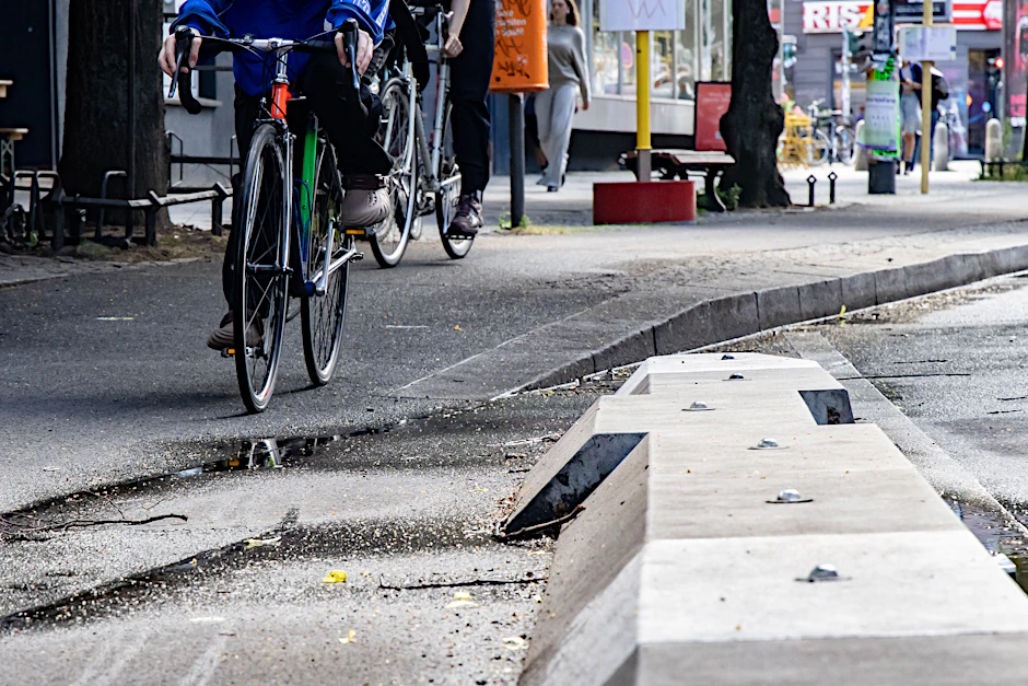 Der Kleber klebt nicht richtig: Die Betonschwellen am Radfahrstreifen verrutschen schon wieder.
