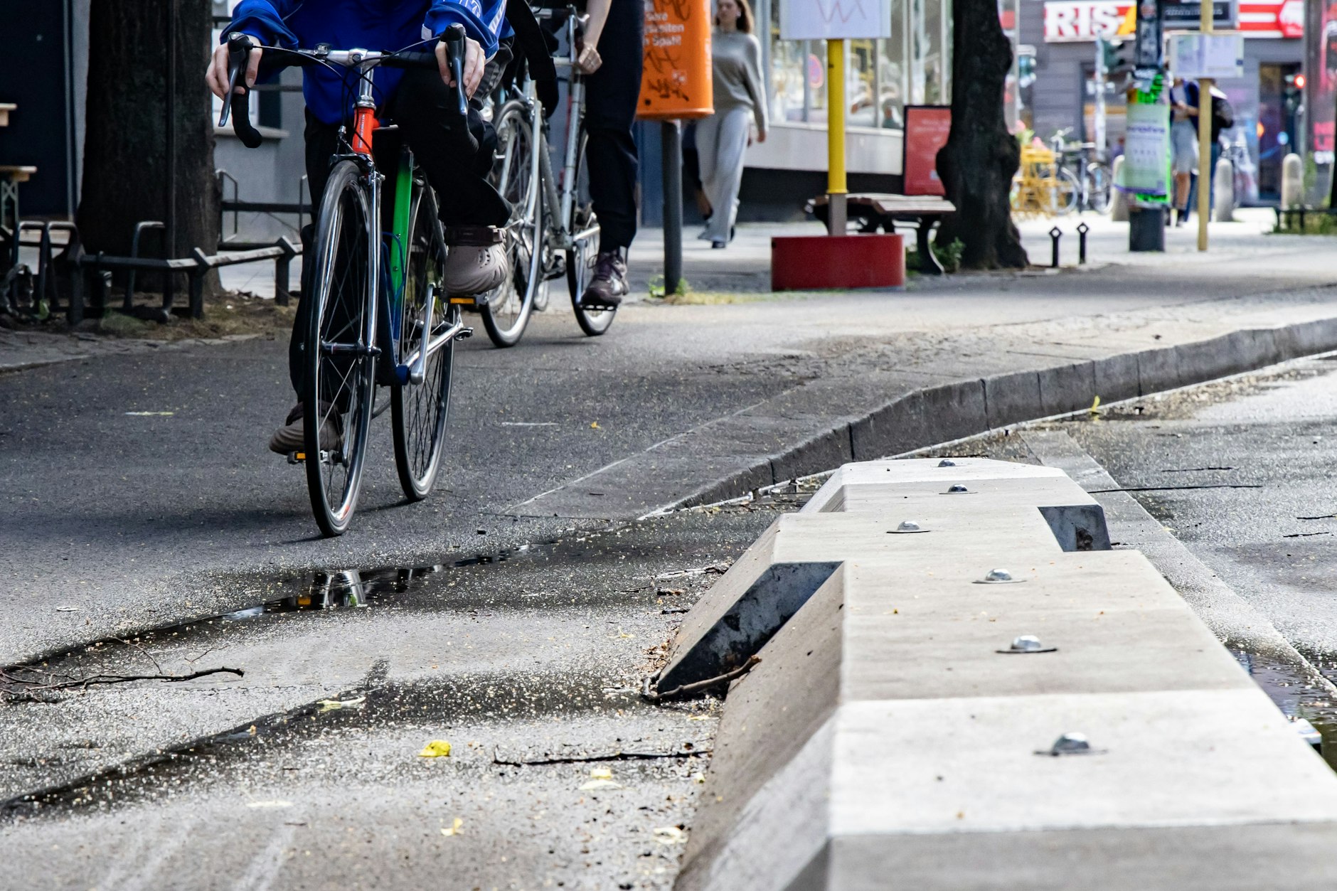 Der Kleber klebt nicht richtig: Die Betonschwellen am Radfahrstreifen verrutschen schon wieder.