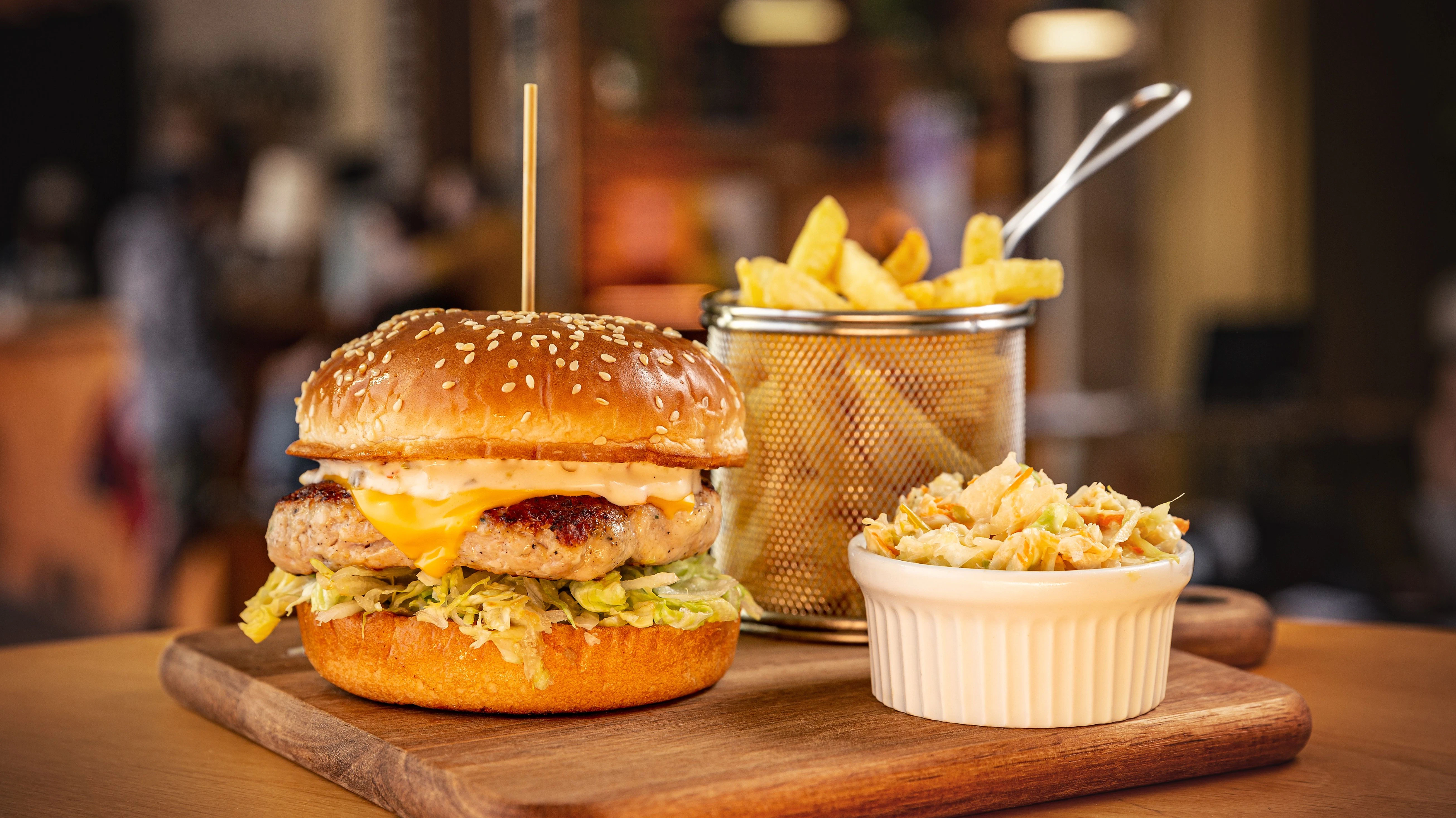Zum Burger ist Coleslaw die klassische Salat-Beilage.