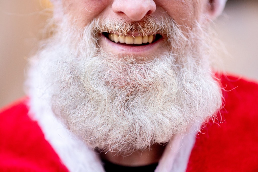 Bir çocuğun çubuğu hissetmesini sağladı, bir Noel Baba oyuncusu yargılanıyordu