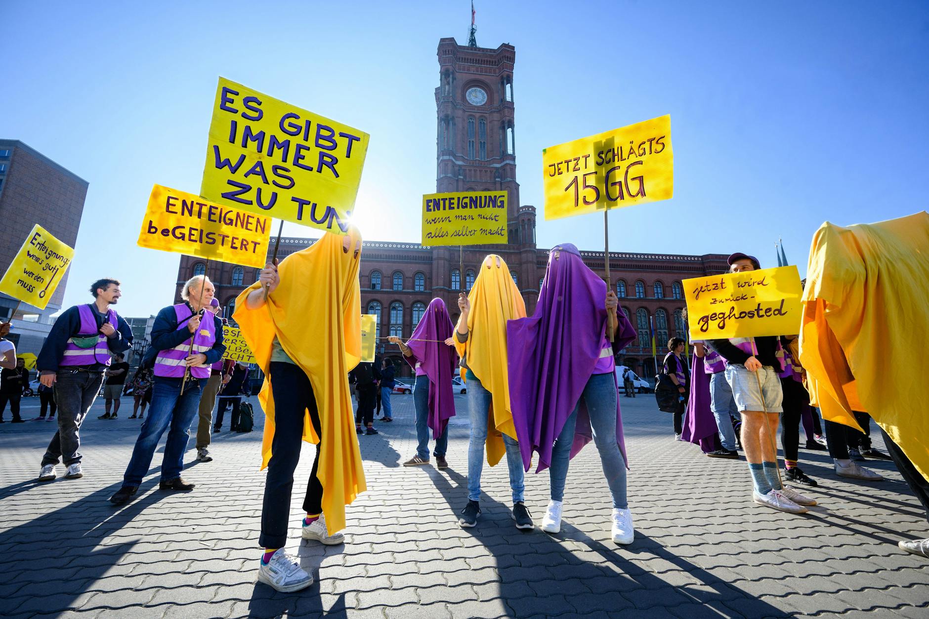 Aktivisten der Initiative Deutsche Wohnen & Co. enteignen vor dem Roten Rathaus. Sie kritisieren das Vergesellschaftungsrahmengesetz scharf.