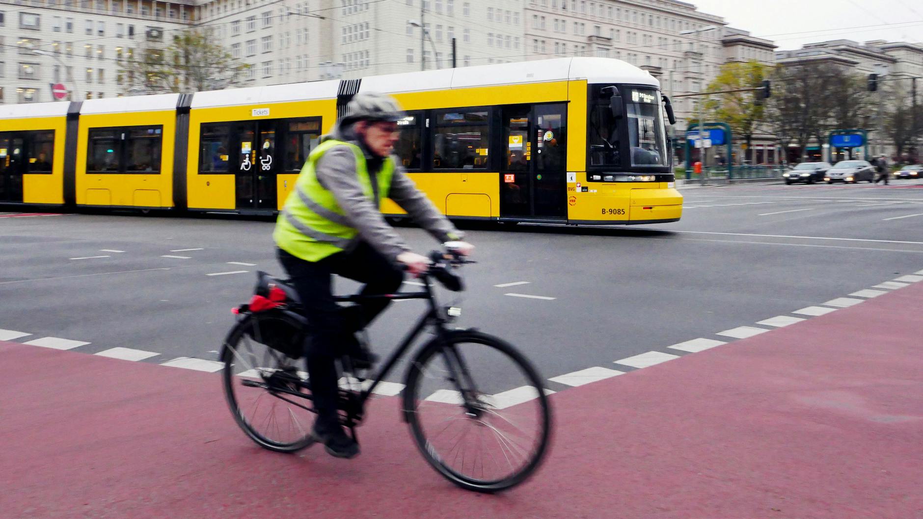 Kaum Autos, dafür Straßenbahn und Radfahrer: So solltre es künftig auf den Straßen der Hauptstadt aussehen, wenn es nach den Wünschen einiger Berliner geht.