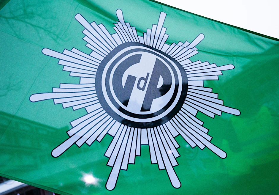 Eine Flagge mit dem Logo der Gewerkschaft der Polizei (GdP)