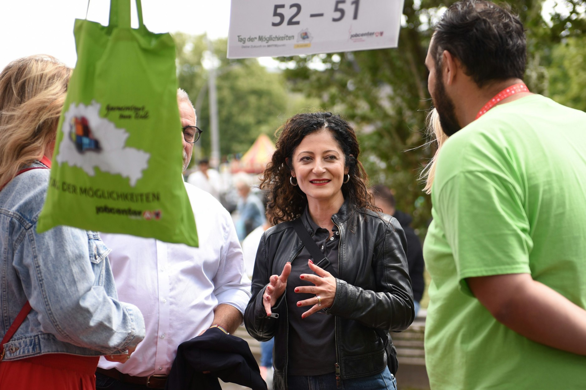 El senador Cansel Kiziltepe en la feria de empleo