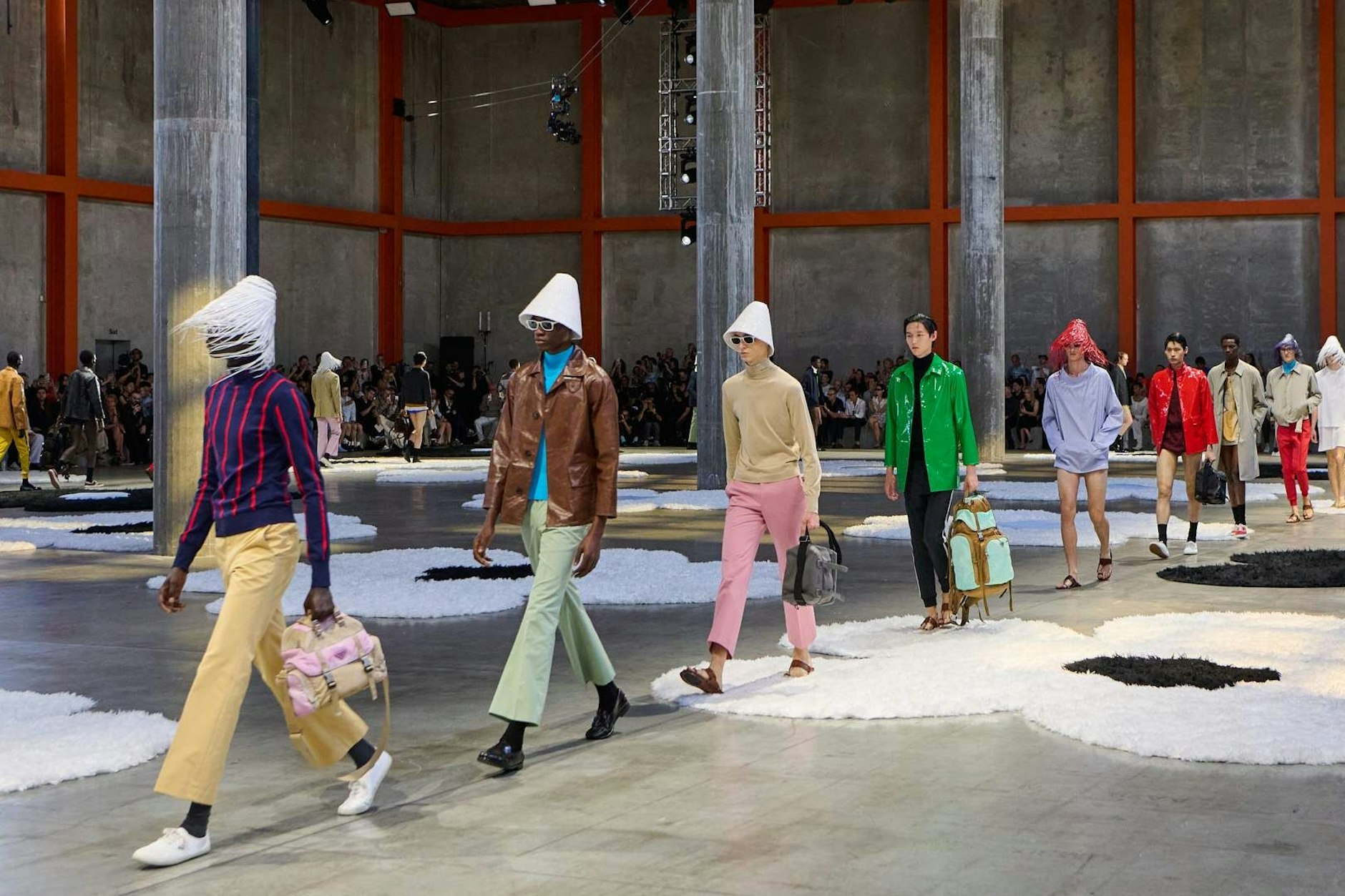 Messdiener der Prada-Kirche im Frühlingslook 2026: So wird im Deposito den Modegöttern gehuldigt.