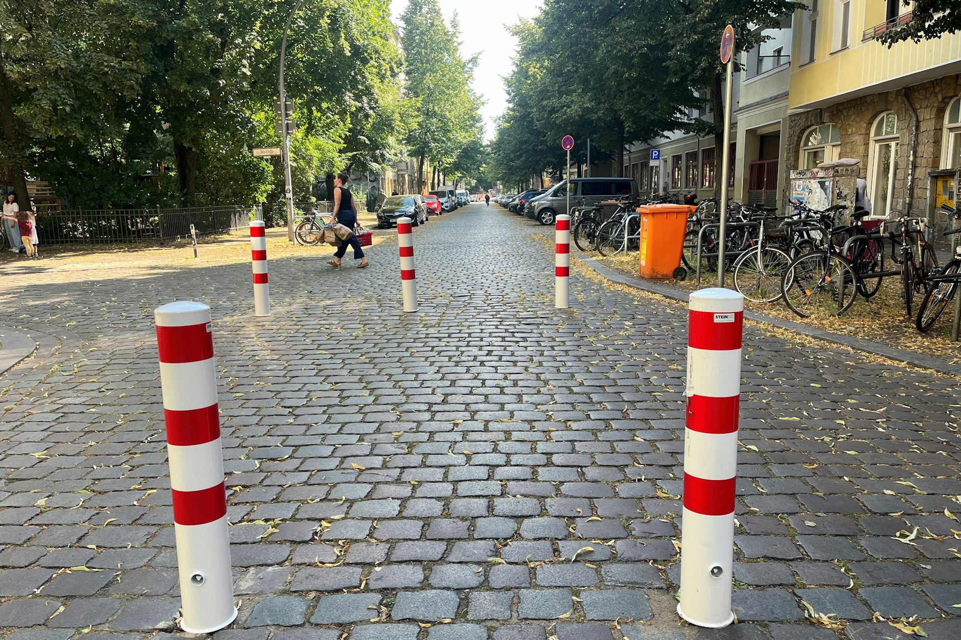 Durchfahrt für Autos verboten! Auch Poller wie hier in der Jungstraße gehören zum flächendeckenden Verkehrsberuhigungskonzept Xhain beruhigt sich des Bezirksamts.