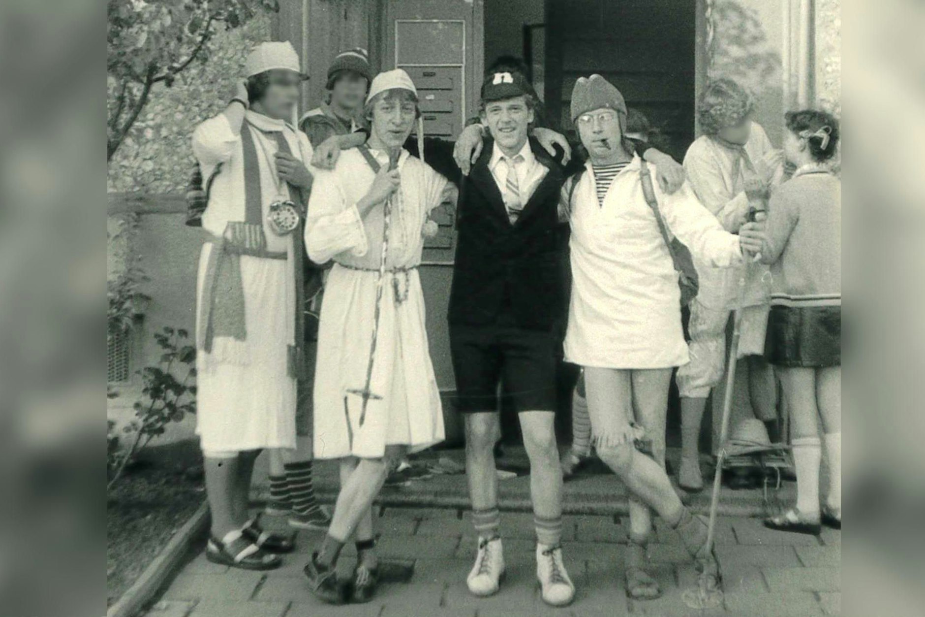 Frühe Fans: Der Autor (m.) am letzten Schultag in einer ähnlichen Schuluniform, wie sie der AC/DC-Gitarrist Angus Young noch heute auf der Bühne trägt.