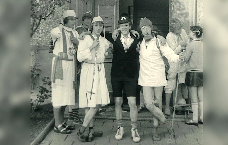Frühe Fans: Der Autor (m.) am letzten Schultag in einer ähnlichen Schuluniform, wie sie der AC/DC-Gitarrist Angus Young noch heute auf der Bühne trägt.