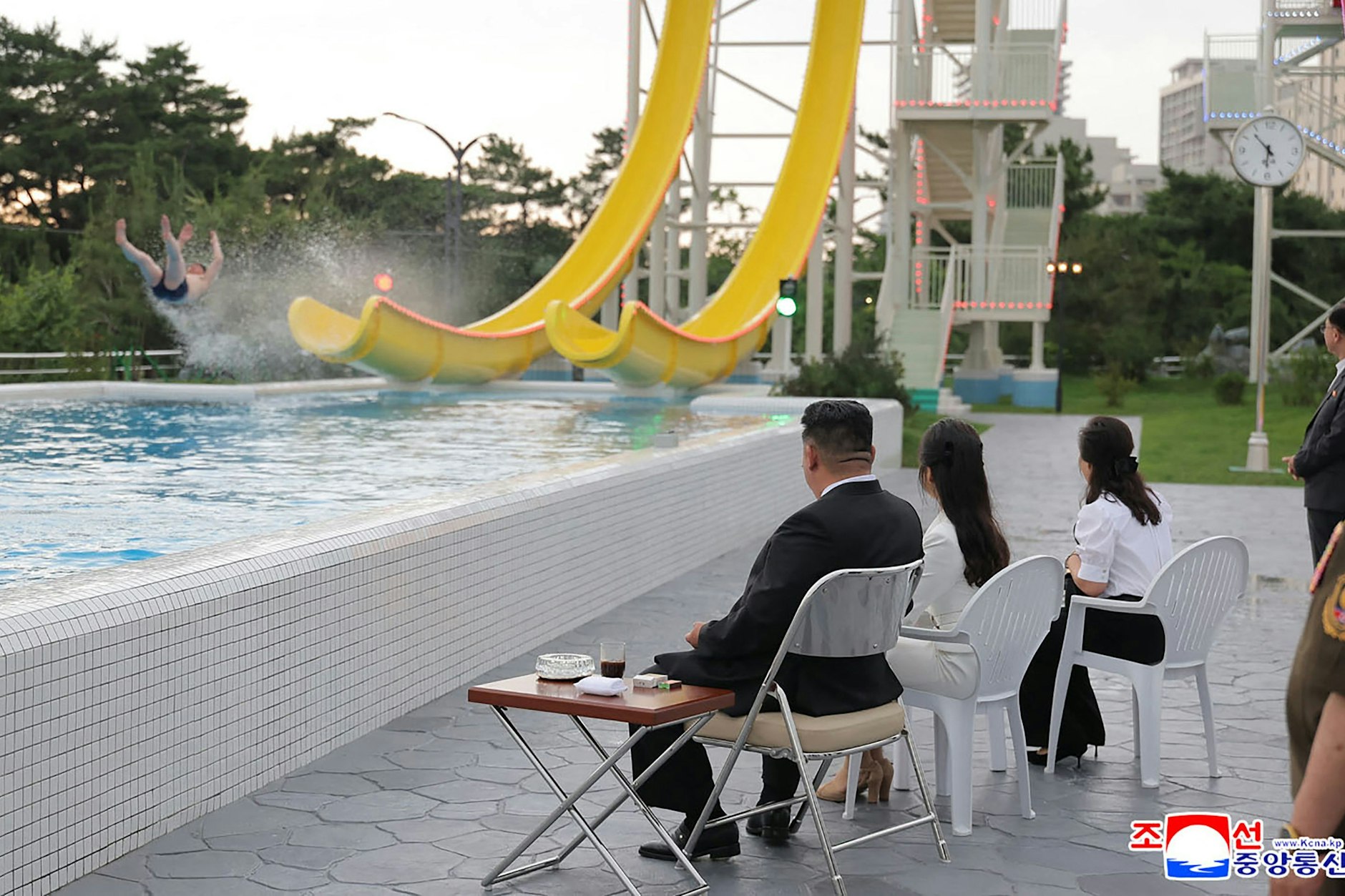 Kim Jong-un (l.) und seine Familie bei einem Besuch in Wonsan Kalma.