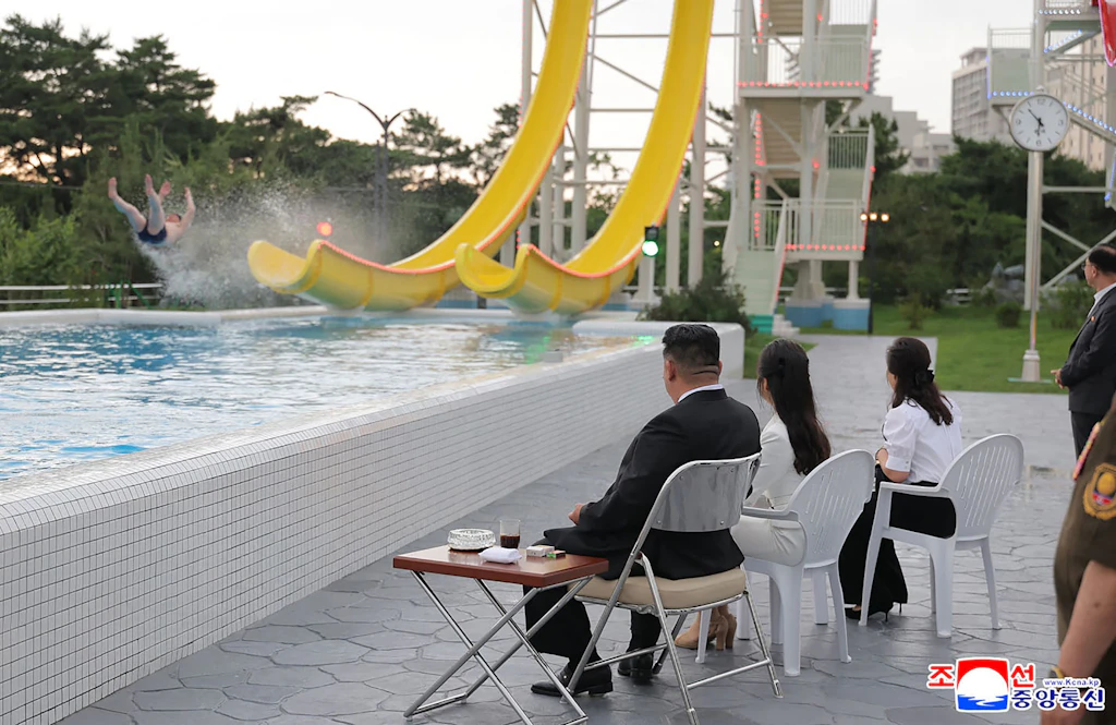Kim Jong-un (l.) und seine Familie bei einem Besuch in Wonsan Kalma.
