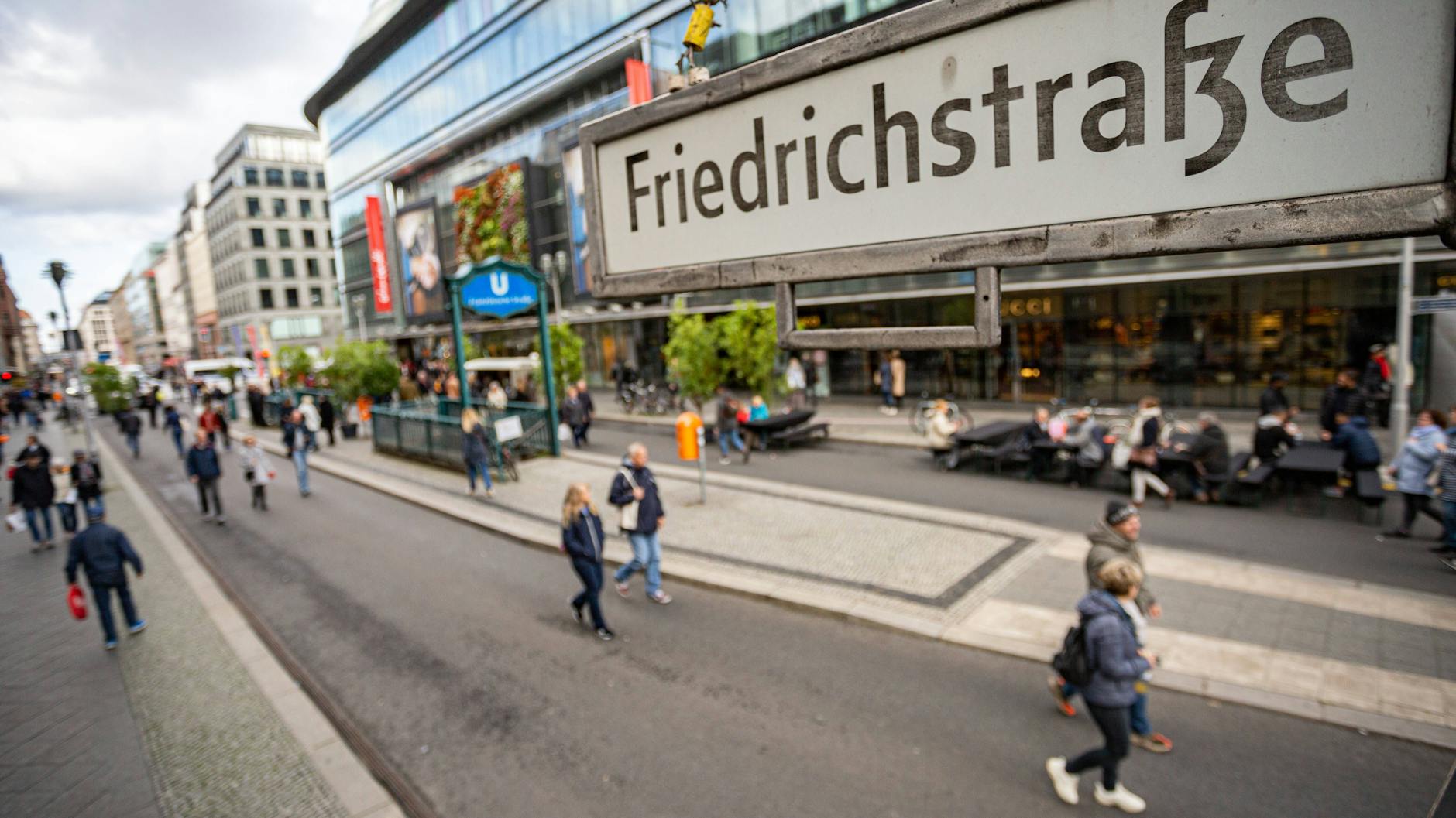 Das Experiment autofreie Friedrichstraße zu Zeiten des rot-rot-grünen Senats: Kein Stau, kein Stress, für paar Wochen konnten Fußgänger auf der Fahrbahn der Einkaufsstraße schlendern.