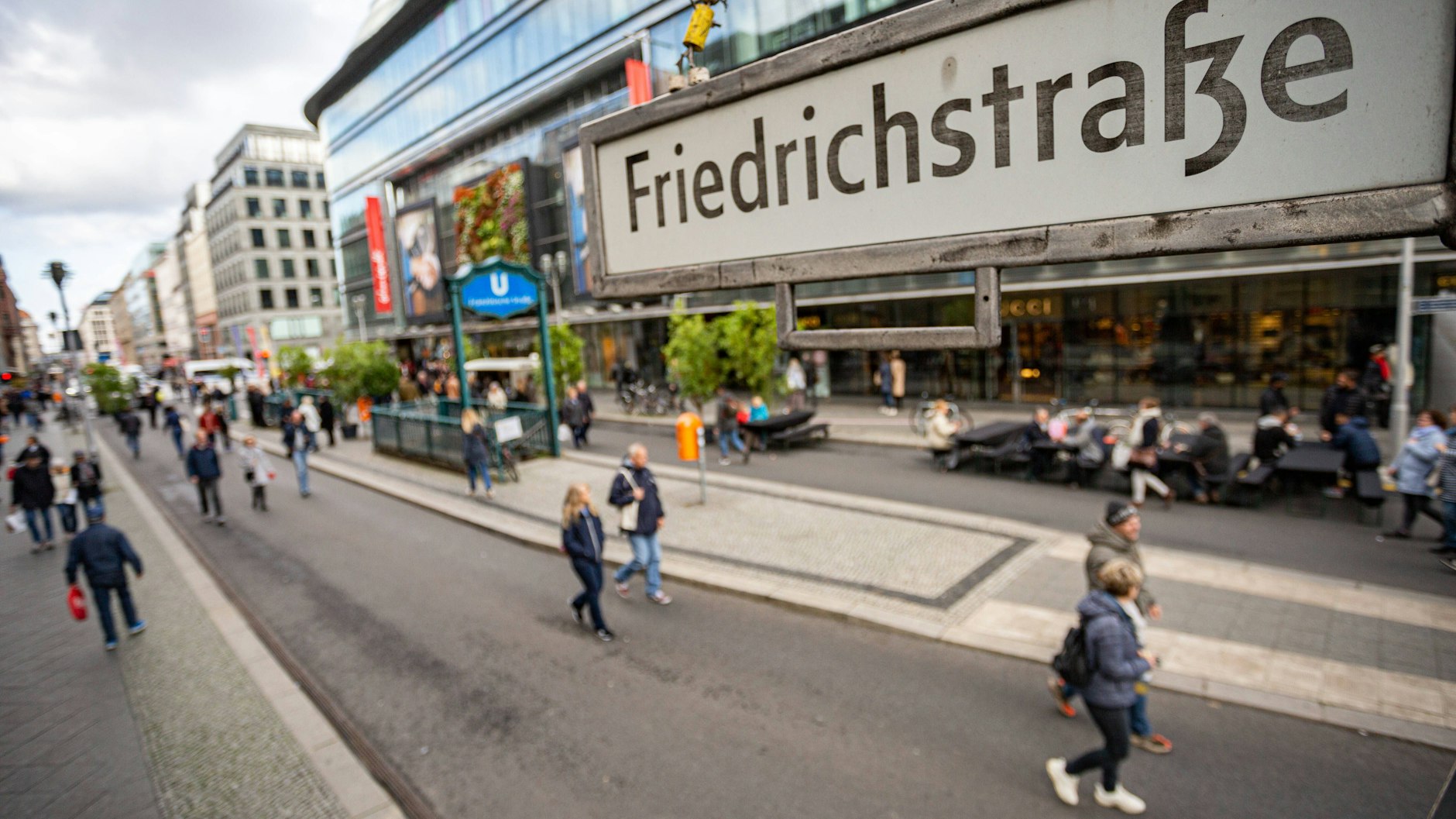 Das Experiment autofreie Friedrichstraße zu Zeiten&nbsp; des rot-rot-grünen Senats: Kein Stau, kein Stress, für paar Wochen konnten Fußgänger auf der Fahrbahn der Einkaufsstraße schlendern.