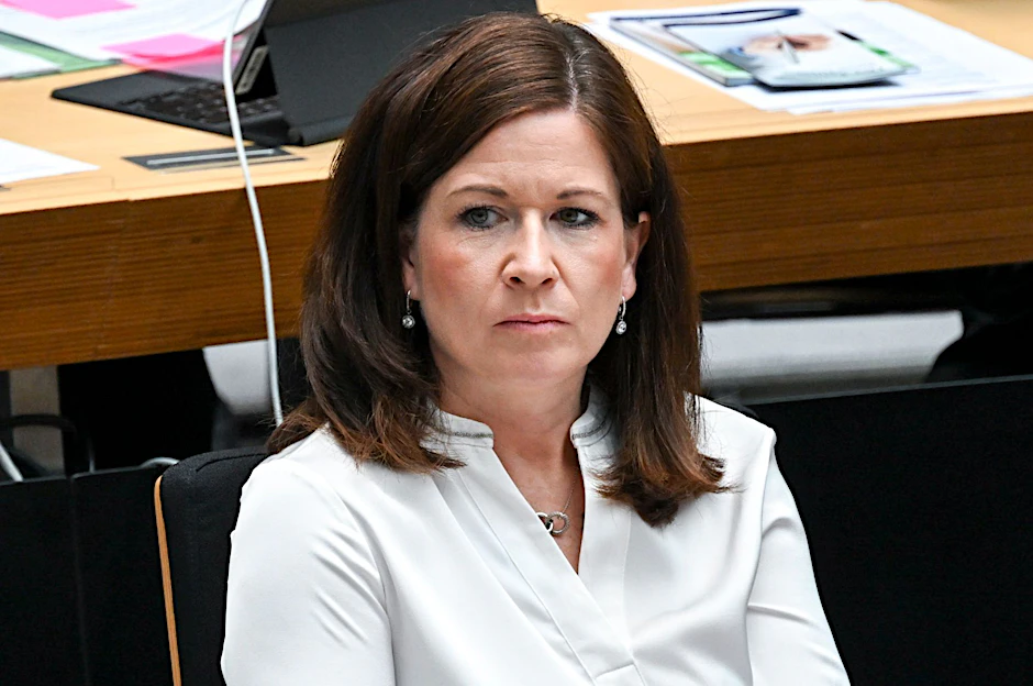Bildungssenatorin unter Druck: Katharina Günther-Wünsch (CDU) während der Plenarsitzung im Abgeordnetenhaus.