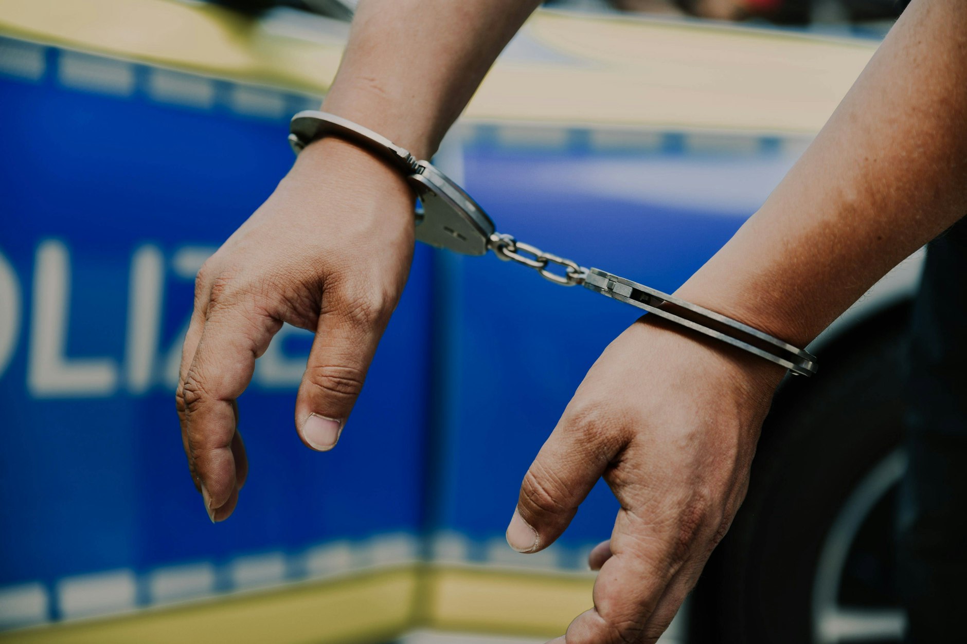 Ein Mann hat in Rathenow in Brandenburg auf offener Straße so schwer verletzt, dass die im Krankenhaus starb. Jetzt hat die Polizei den Tatverdächtigen in Berlin geschnappt.