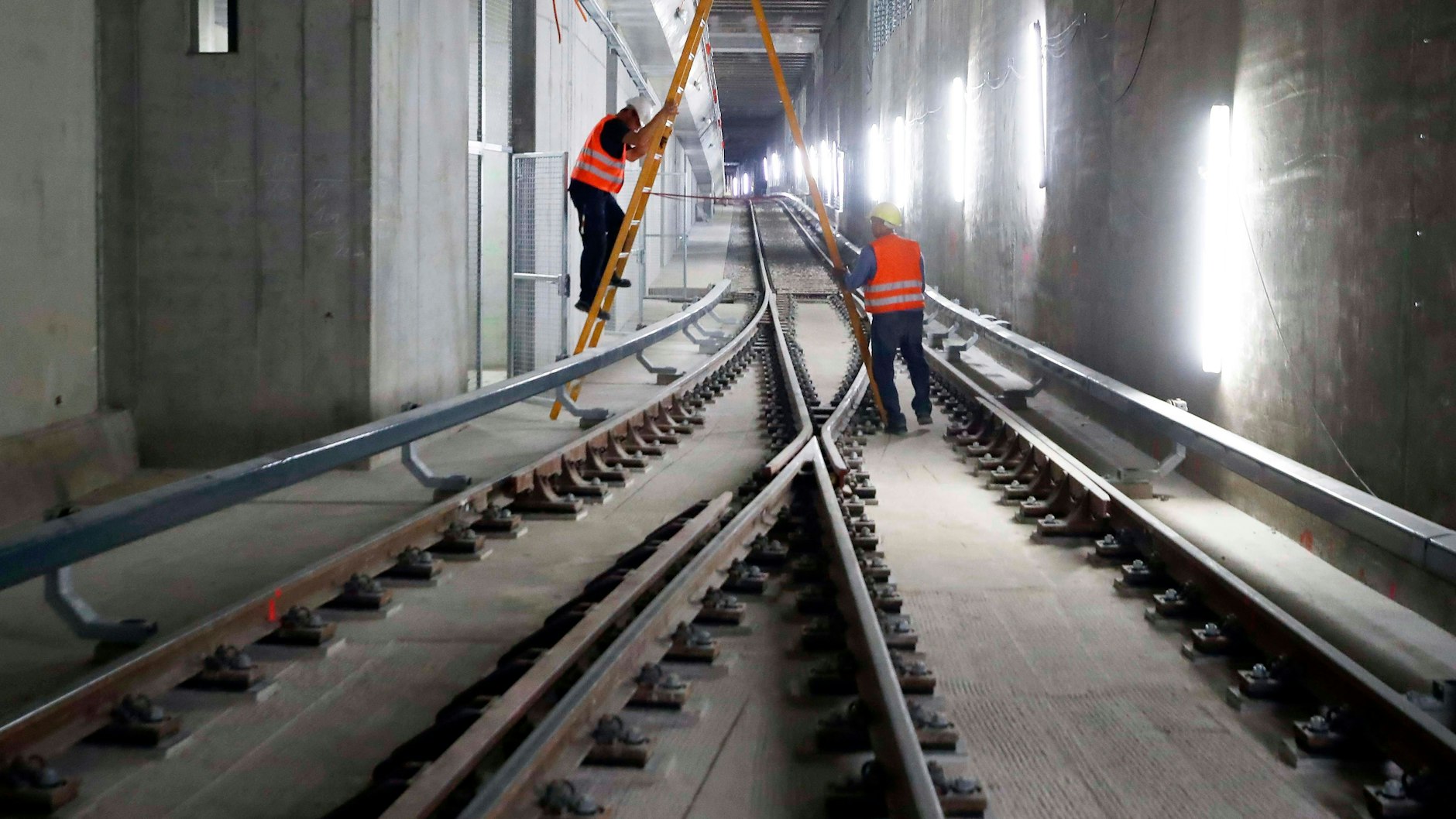 Neue Weichen im Untergrund: Diese wurden vor Jahren auf der U5 nahe des Bahnhofes Alexanderplatz eingebaut.