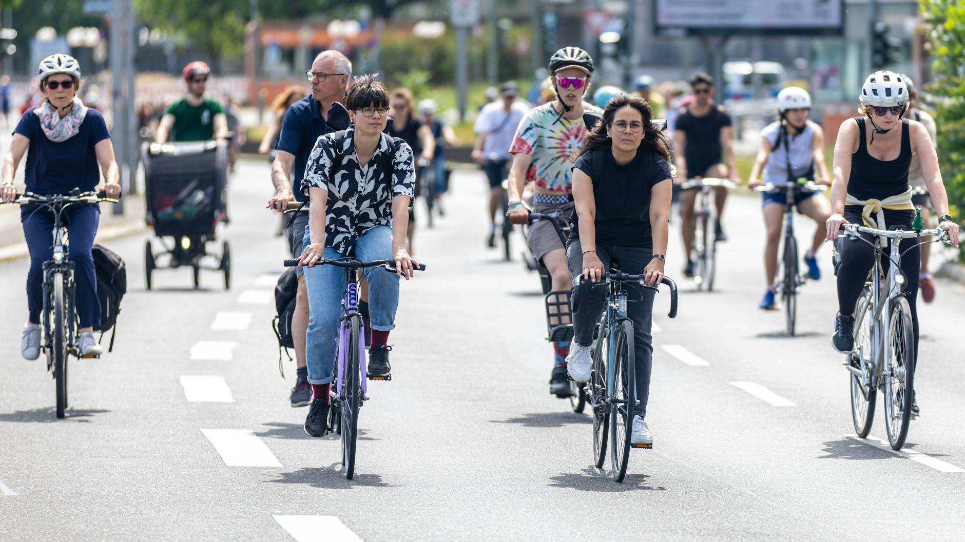 In Berlin machen sich in regelmäßigen Abständen Fahrradfahrer auf den Weg, um für sichere Radwege zu demonstrieren. Auch am Freitag sind wieder Demos geplant.
