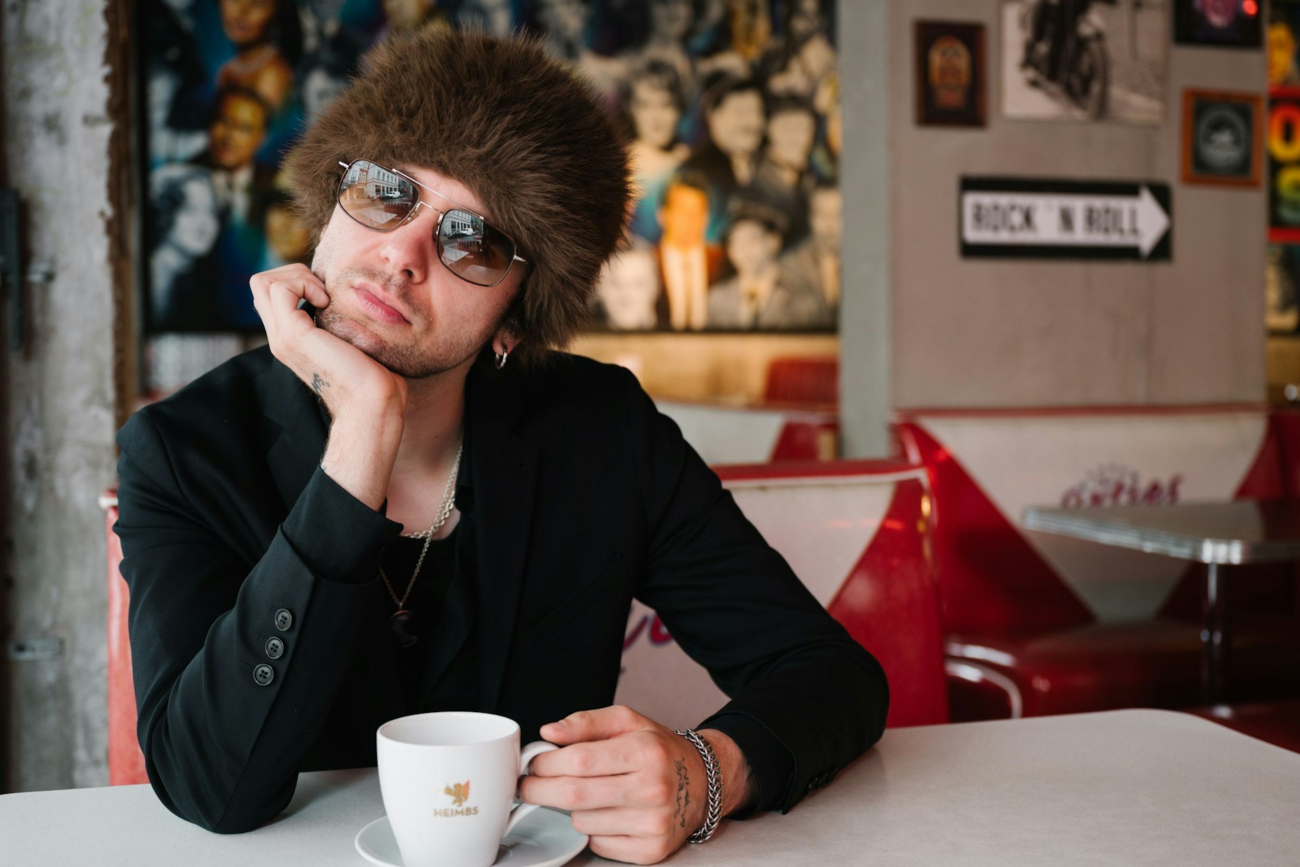 Max Gruber alias Drangsal im The Sixties Diner in der Oranienburger Straße in Berlin-Mitte