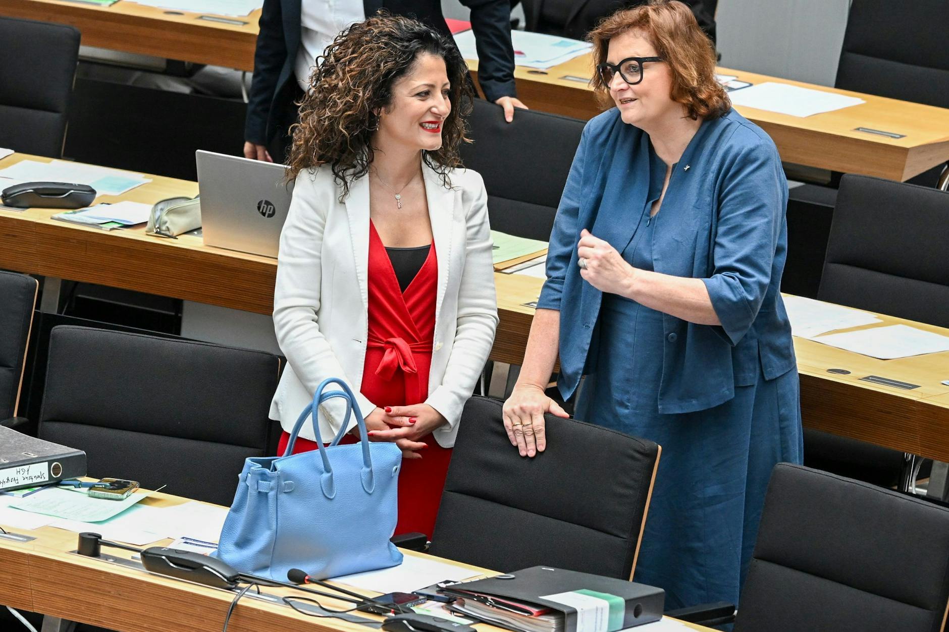 Had a lot more to laugh about in parliament on Thursday: Anti-discrimination Senator Cansel Kiziltepe (l., SPD), here with fellow scientist and party member Ina Czyborra.