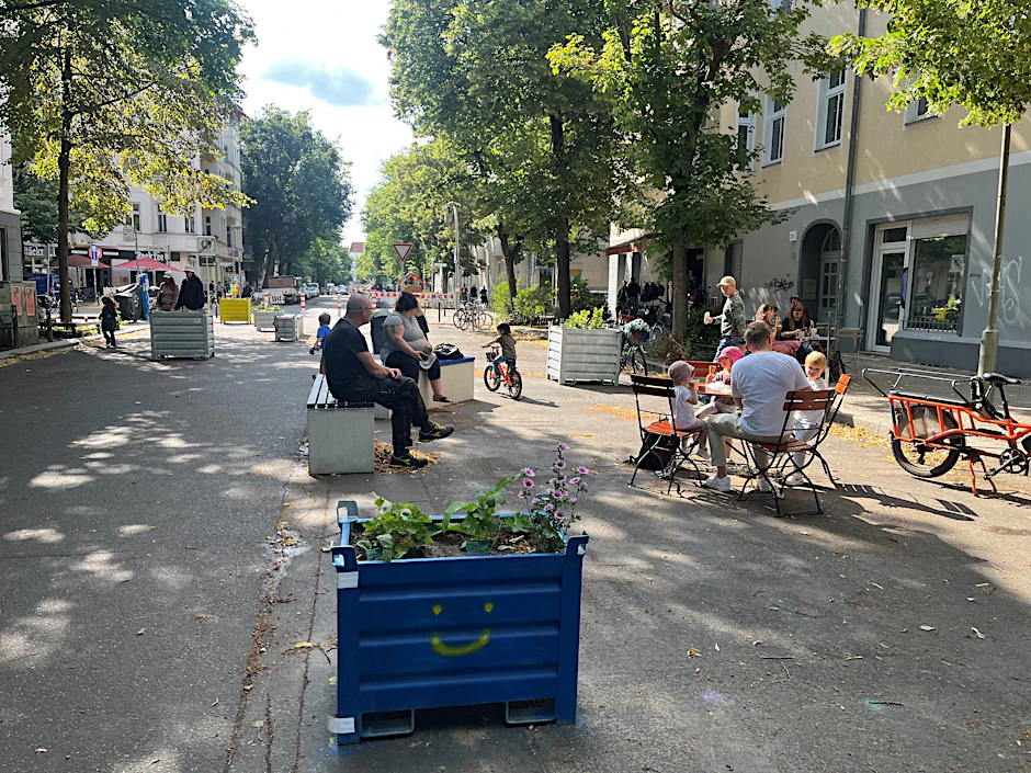 Platz zum Spielen und Ausruhen – aber auch zum Radfahren. Die Scharnweberstraße in Friedrichshain wurde vor der Jane-Goodall-Grundschule auf einer Blocklänge für Autos gesperrt.