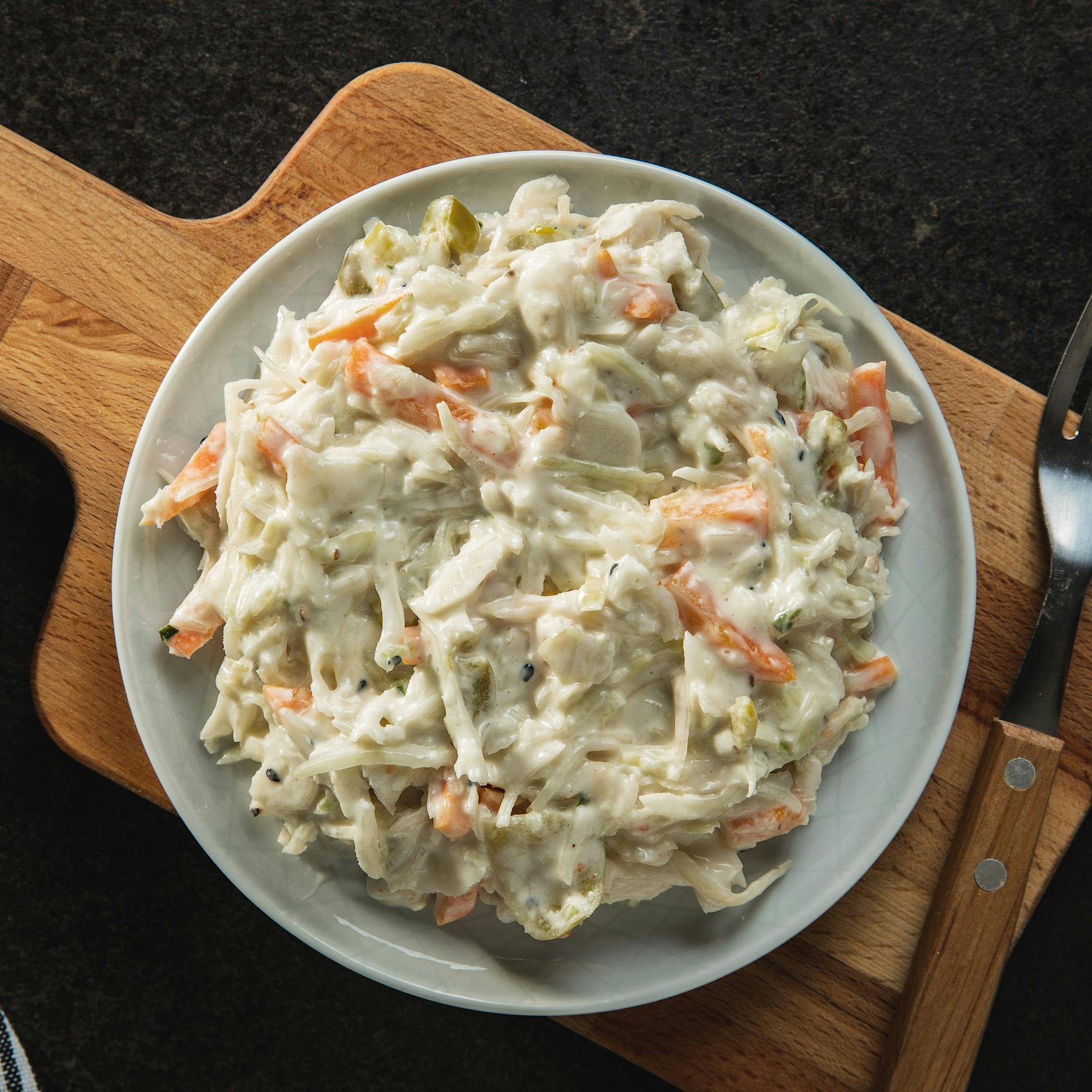 Knackig-cremiger Coleslaw – einfaches Rezept für den amerikanischen Krautsalat