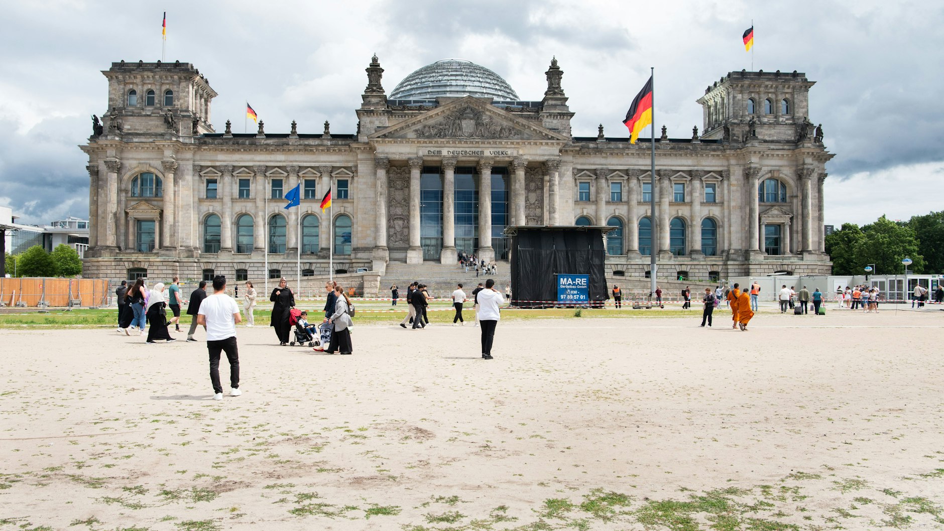 Ungepflegte Flächen rund um das Reichstagsgebäude und auf dem Platz der Republik. Das Unkraut sprießt en masse.