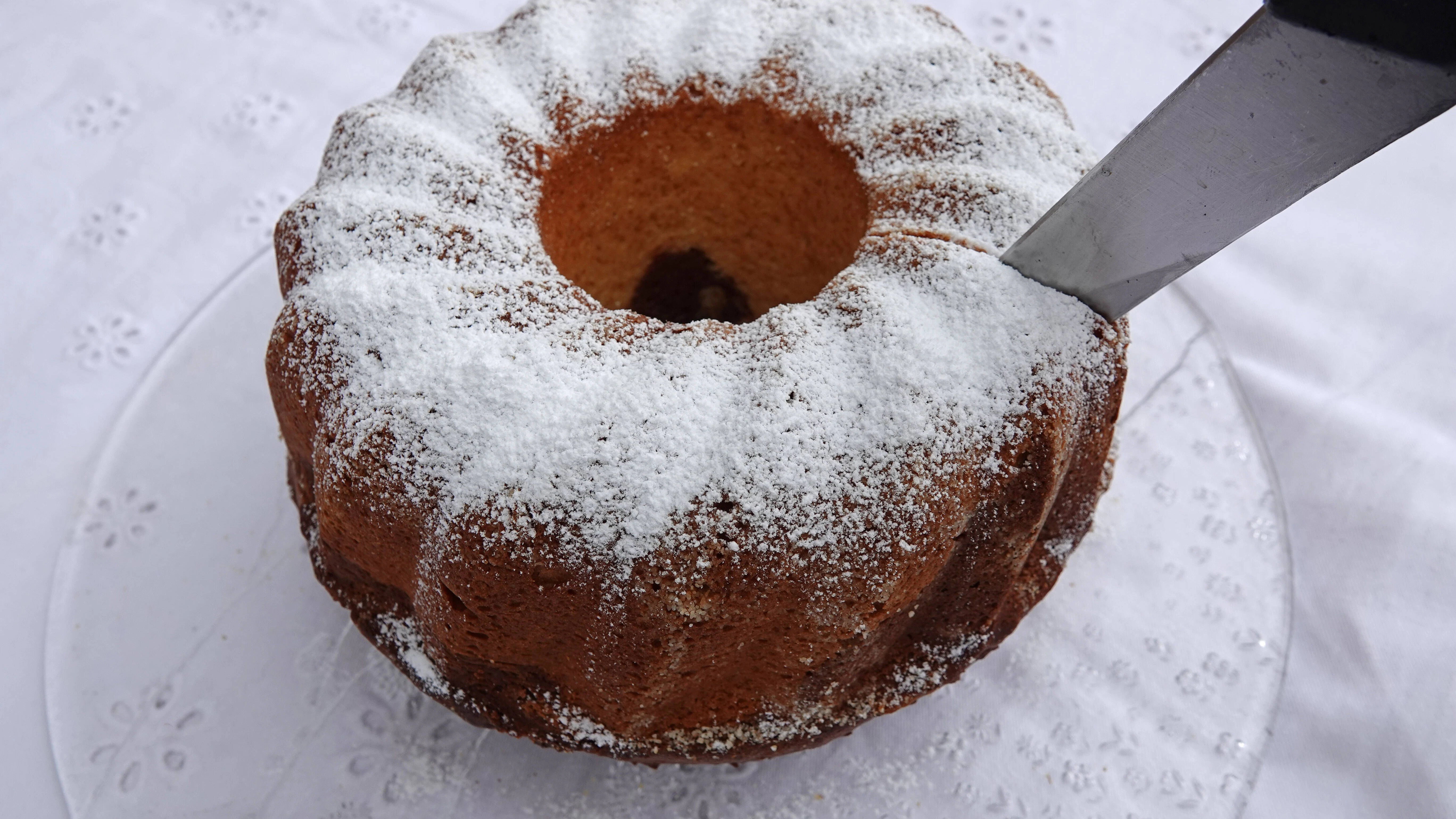 Zum Schluss wird der Oma-Engel-Kuchen mit Puderzucker bestreut.