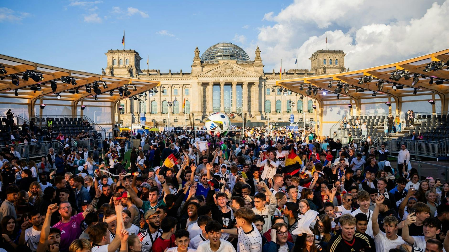 Deutschland-Fans feierten beim Public Viewing in der Fanzone am Reichstagsgebäude 2024 den Sieg ihrer Mannschaft.