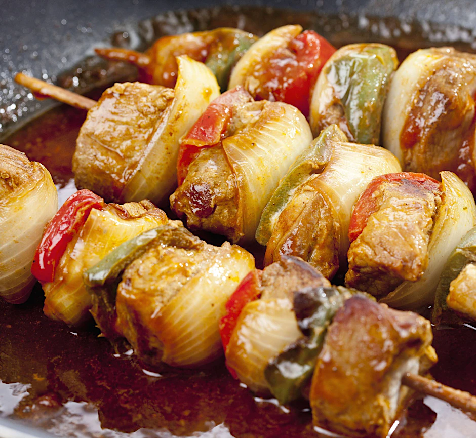 Würzige Schaschlik-Spieße dürfen auf keiner Grill-Party fehlen.