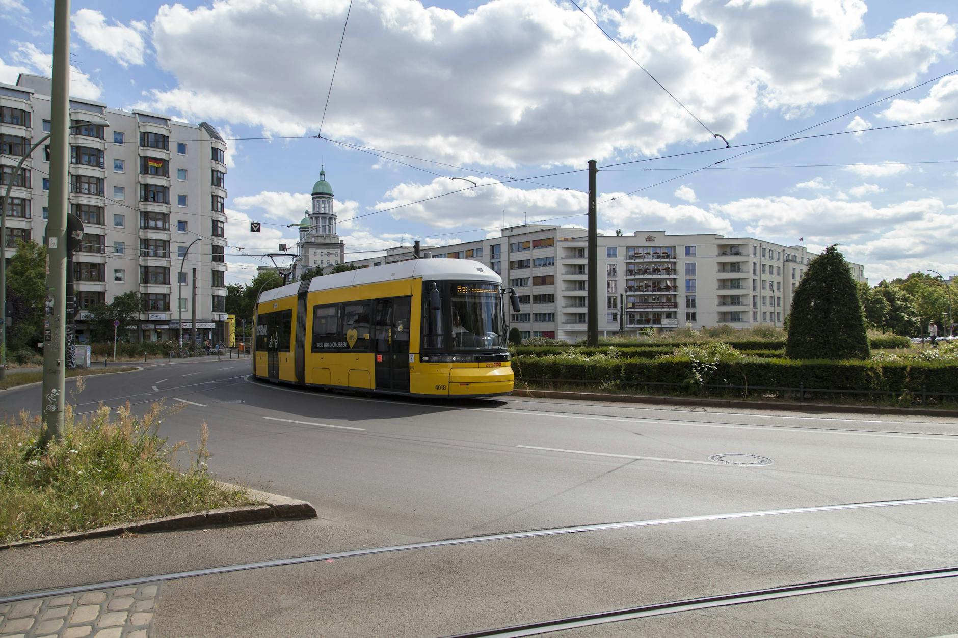 Nie wszystkie linie tramwajowe stanowią problem: M10 nie skręca na Bersarinplatz, lecz biegnie prosto.